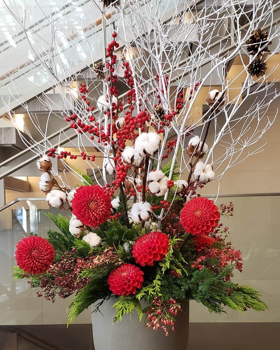 のインスタグラム：「ホテルの玄関で迎えてくれるお花、大好き❤️クリスマスのようなお正月のような和洋折衷。 打ち合わせ後、外へでたら、優しい微笑みの雅子さまにお会いできてびっくり！感激！しました。  #永田町#キタノホテル#お花大好き#flowers#クリスマス#お正月#他にspさんと警察官さん以外誰もいなかった」