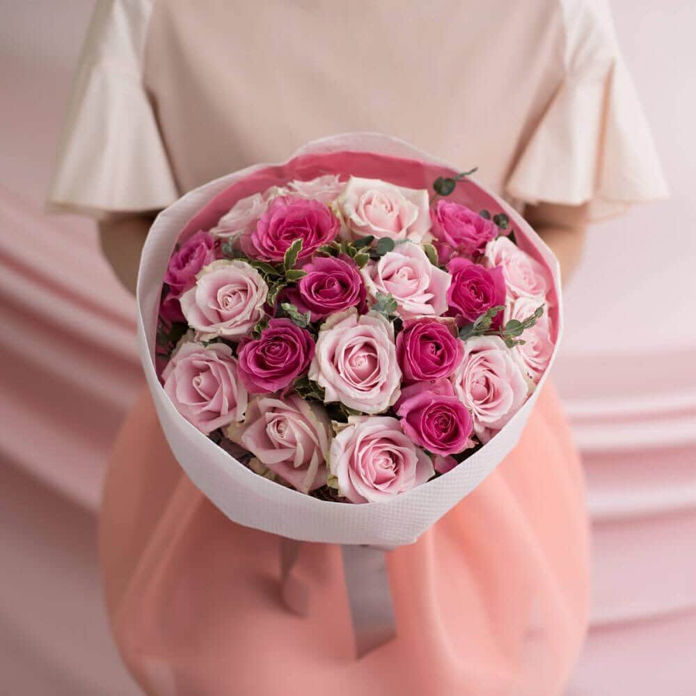 のインスタグラム：「. 一週間後の今日は"いい夫婦の日" 今年の11月22日は金曜日のため、ゆっくり二人の時間を過ごせそうですね。 最愛のパートナーへ愛を伝え、二人で築いた絆がより深まる一日になりますように。 ｰｰｰｰｰｰｰｰｰｰｰｰｰｰｰｰｰｰｰｰｰｰｰｰｰｰｰｰｰｰｰｰｰｰｰｰｰｰｰｰｰｰｰｰｰｰｰｰｰｰｰ #プシュケ #花キューピット #花 #💐 #ザ花部 #いい夫婦の日 #バラ #🌹 #ピンクのバラ #クリスマス #winter #花束 #花に心を込めて #暮らしに花を #花のある暮らし #丁寧な暮らし #フラワーデザイン #インテリアフラワー #フラワーギフト #ブーケ #🎁 #結婚祝い #ウエディング  #プシュケ_Cute」