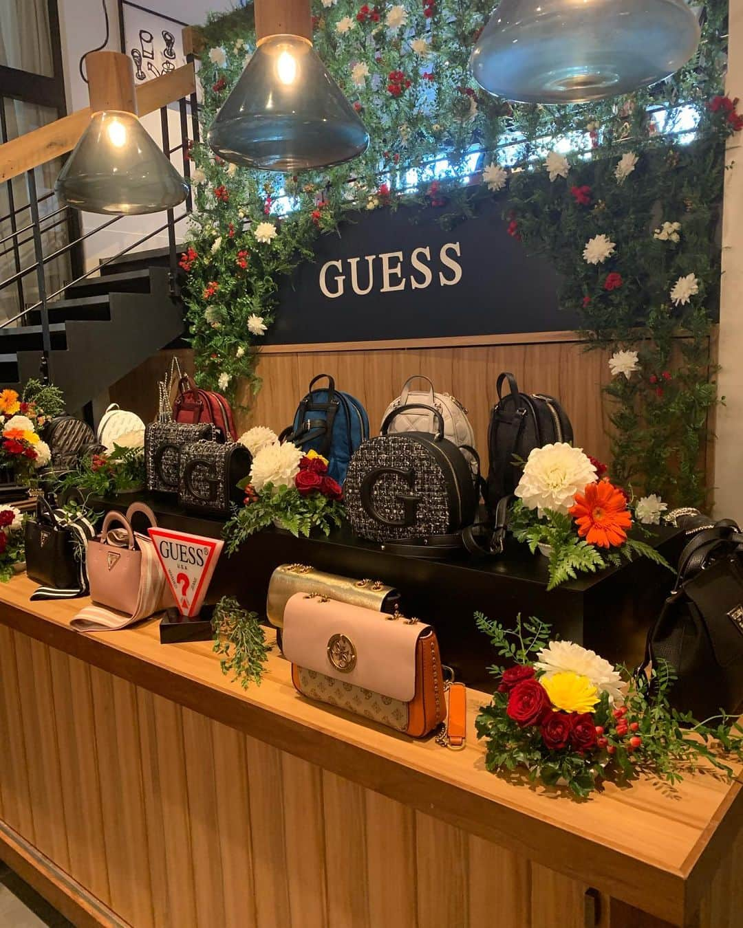 ひよこ先輩さんのインスタグラム写真 - (ひよこ先輩Instagram)「andGIRL×GUESS ~tea party2019~ GUESS×andGIRLのコラボイベントに 行ってきたよ☺️✨ 写真デコってもらったり 似顔絵も描いてもらった🥺❤️ アイシングクッキー作りもして ひよこさん書いた🐣 GUESSの新作バッグは可愛いのばかりで デザインも豊富だった😳 お土産のバックもいただいて ウエストポーチ選んだ🥺❤️ たくさん使わせてもらおう🙆‍♀️💕 . @guess @andgirl_jp #guess #guessjapan #andGIRL #supported  #渋谷 #PR」11月15日 12時28分 - piyo14ko