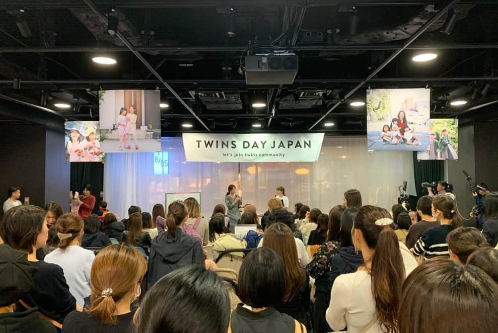 東原亜希さんのインスタグラム写真 - (東原亜希Instagram)「先日の双子フェス、平日なのに1300人以上集まってくださったようで、大盛況でした✨もちろん双子のご家族だけじゃありませんが、それだけ多胎児育児をして、みんなで共有したい気持ちの方が集まってくれたのかと思うと！全国で本当にやりたい〜!もっと話したーい!!と思います♡ . 主催も双子のママさんで、困っている双子ママの励みになりたい一心で、福岡の子なのに右も左も分からない都内で企画、実行して本当にその行動力が素晴らしい!!!!! . 本当にお疲れ様でした♡呼んでいただいてありがとう♡そして遊びに来てくださった方々、一人一人と本当はもっとお話ししたいけれどもちろんそんな時間もなく😭朝かご飯食べさせて、自分の身支度もして、双子のベビーカーで出かけることも大変なのに遊びに来てくれてありがとう！！！また会える日を楽しみにしています！！！」11月15日 12時48分 - akihigashihara