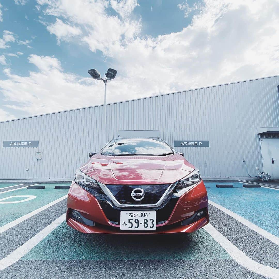 市川渚さんのインスタグラム写真 - (市川渚Instagram)「Yesterday, I experienced the cutting-edge car technology including the automatic parking system of Nissan Leaf! It was totally amazing! ﻿ ﻿ 昨日は日産の最新技術が体験できるHELLO NISSANというプログラムに参加してきたよ。 ﻿ 高速道路で速度と車間、車線をクルマが自動でキープしてくれる運転支援システムの「プロパイロット」が凄いと耳にして、それを体験するために行ったようなものだったのだけれど、それだけでなく、ボタン一つで自動駐車してくれるし、ひとつのペダルでクルマを操れるし、気づかぬうちにクルマには未来が来ていた（✪ω✪）﻿ ﻿ ちなに3枚目のムービーが自動運転駐車の様子。駐車スペースをみつけるところから、クルマがやってくれるのだ。驚き。﻿ ﻿ 今回体験したのは電気自動車のリーフだけだったのだけど、スカイラインだとプロパイロットがさらに進化していて、高速での車線変更なんかもクルマがやってくれて、ハンドルから手を離して運転することもできるらしい… 未来ですよ、完全に。﻿ ﻿ 昔、溢れさせたことがあるので、クルマはガソリンスタンドが苦手なことがまず鬼門だったのだけど、電気自動車はその点でも安全だし、苦手な人も多いだろう駐車もクルマがやってくれる。事故ゼロを目指して進化しているテクノロジーがいろいろなリスクを払拭してくれてる感があって、これなら自分でも安心して運転できそう。﻿ ﻿ クルマがあると行動範囲がぐんと広がるのもいい😊NISSANがやっているリーフのカーシェアがあるみたいなので、今後積極的に使っていこうと思った。﻿ ﻿ ﻿ #hellonisssan #shotoniphone#nissan#nissanleaf#nissanleaf2019」11月15日 12時48分 - nagiko