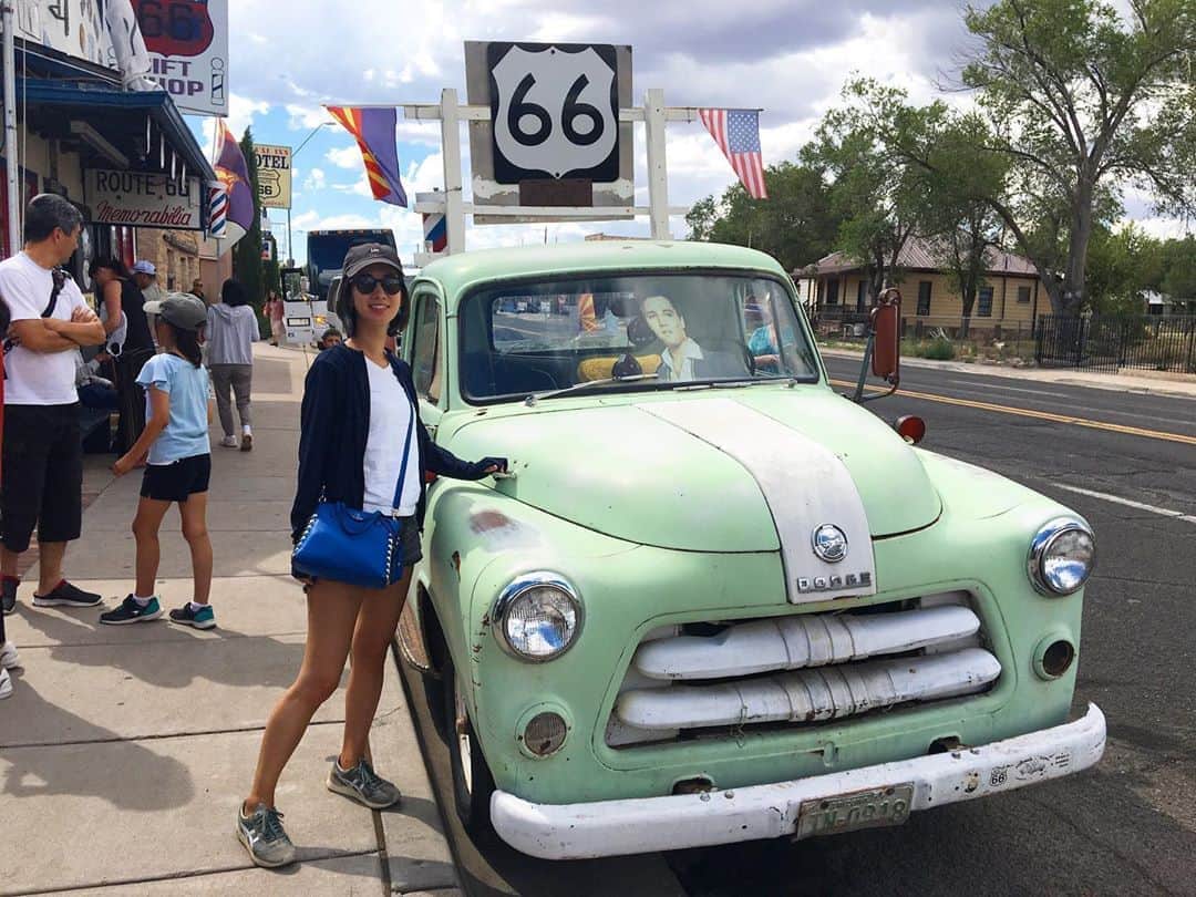 納富有沙のインスタグラム：「. I stopped by Seligman in the end of my trip from Sedona! It is a small town along Route 66 where you can enjoy nostalgic atmosphere of the 50s and 60s.  It is also the town that became a model for the movie "Cars." I loved this town!  It was cute and lovely everywhere.😍❤️ . . . セドナの後、ラスベガスへ帰っている道中でセリグマンに立ち寄りました！ ルート66沿いの小さな町で、昔のアメリカの雰囲気を残したとってもかわいい場所なんです🥰 映画「カーズ」のモデルとなった町でもあるので知ってる方も多いんじゃないかな？？✨ 至る所にレトロなステッカーが貼ってあったり素敵な絵が書かれてたりして、ここだけタイムスリップしたかのようなおもしろい空間でした〜😁 . . . #lasvegas #lasvegastrip #seligman #route66 #cars #retro #nostalgic #view #scenery #superbview #amazing #river  #japan #usa #actress  #ラスベガス #ラスベガス旅行 #セリグマン #ルート66 #カーズ #レトロ #絶景 #景色」
