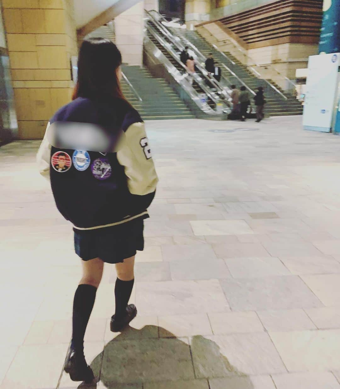 中林美和さんのインスタグラム写真 - (中林美和Instagram)「学校帰りに待ち合わせして 娘とデート。 本当に大きくなったなー♡  #学校指定のスタジャンが#可愛い#青春#高校生#いいなー#私もこんなの着たかった#母娘デート」11月15日 12時45分 - miwanakabayashi