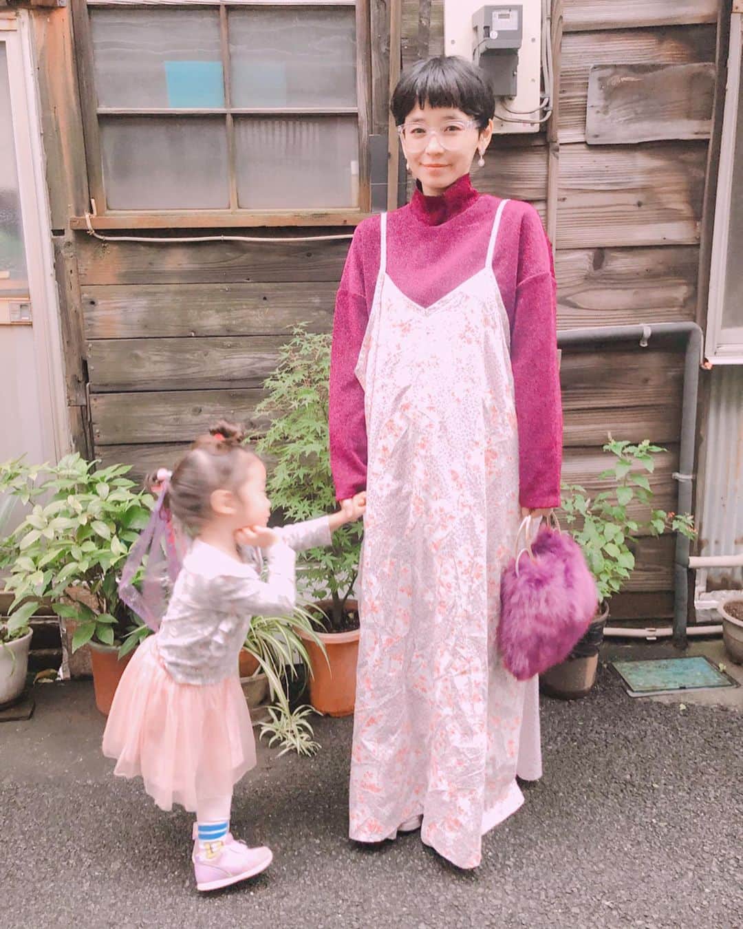サオリリスのインスタグラム：「そして妊娠6ヶ月になりました🤰💗 ・ 少し前、きっかに赤ちゃんがいることを話した。わかってるようなわかってないような感じだけど、ごはん食べさせてあげるとかおもちゃで遊んであげるとか、おねえさんぽいことを言って喜んでくれた。  それから一緒に妊婦健診に行ってエコー見たり、心音を聞いたり、大きくなっていくおなかを触ったりしてるうち、だんだんと実感がわいてきたみたいで、おなかの中に呼びかけて、チュ♡てしてくれるようになった。  と思えば、平気でお腹に乗ったり、やっぱり抱っこして欲しかったりもして、まだまだ甘えたい３歳の小さな女の子。そんなきっかの中に小さな母性みたいなものを感じて、なんだか微笑ましくて可笑しくて、さらに愛おしく感じる。 ・ ・ ・ プリスクールの帰り道、二人で手を繋いでとぽとぽ歩いている時、「明日きっちゃんが幼稚園に行ってる間に、ママは妊婦健診に行って赤ちゃんみてもらうよ」と話した。すると嬉しそうに「へぇ！赤ちゃん死んでるかなー？てみてもらうの？」と言われた。「そこは"元気かな？"か"生きてるかな？"にしよ？」 ・ 健診結果は順調でした🤰💗」