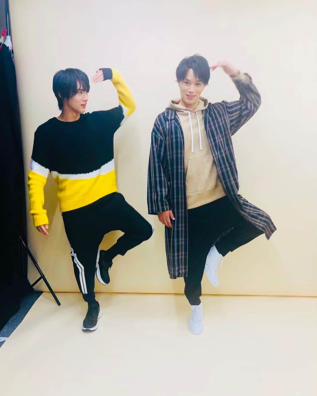 【公式】G線上のあなたと私のインスタグラム：「_ ﻿ ＼  こんにちは😆😆﻿ ／ ﻿ 皆さん、見逃していた『#G線上のあなたと私』﻿ 第5話や、録画は見ていただけましたか？✨﻿ ﻿ Twitterでは、公式の第5話﻿  #G線上のお気に入りシーン 😉﻿ を発表させていただきましたが、、﻿ instagramでは #加瀬ブラザーズの﻿ オフショットを💙🖤﻿ ﻿ #加瀬ブラザーズと一緒に平日最後頑張ろう﻿ #あれBB？#途中でBKになる﻿ #そしてきちんと最後は#KBポーズ﻿ #かっこかわいいかよ﻿ #twitterもぜひフォローお願いします﻿ ﻿ #中川大志　#鈴木伸之﻿ #tbs」