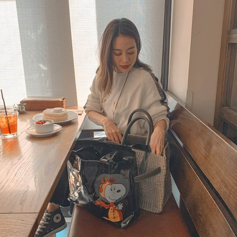 黒木なつみさんのインスタグラム写真 - (黒木なつみInstagram)「﻿ Teatime with 👧♥️﻿ ﻿ Domaniの付録に付いてたスヌーピーのバックは娘のお稽古バック♫裏にウッドストックが居るのが好きみたい♡♡♡﻿ ﻿ #Happytime﻿ #Teatime﻿ #puncake﻿ #sunny」11月15日 12時53分 - natsumi0086