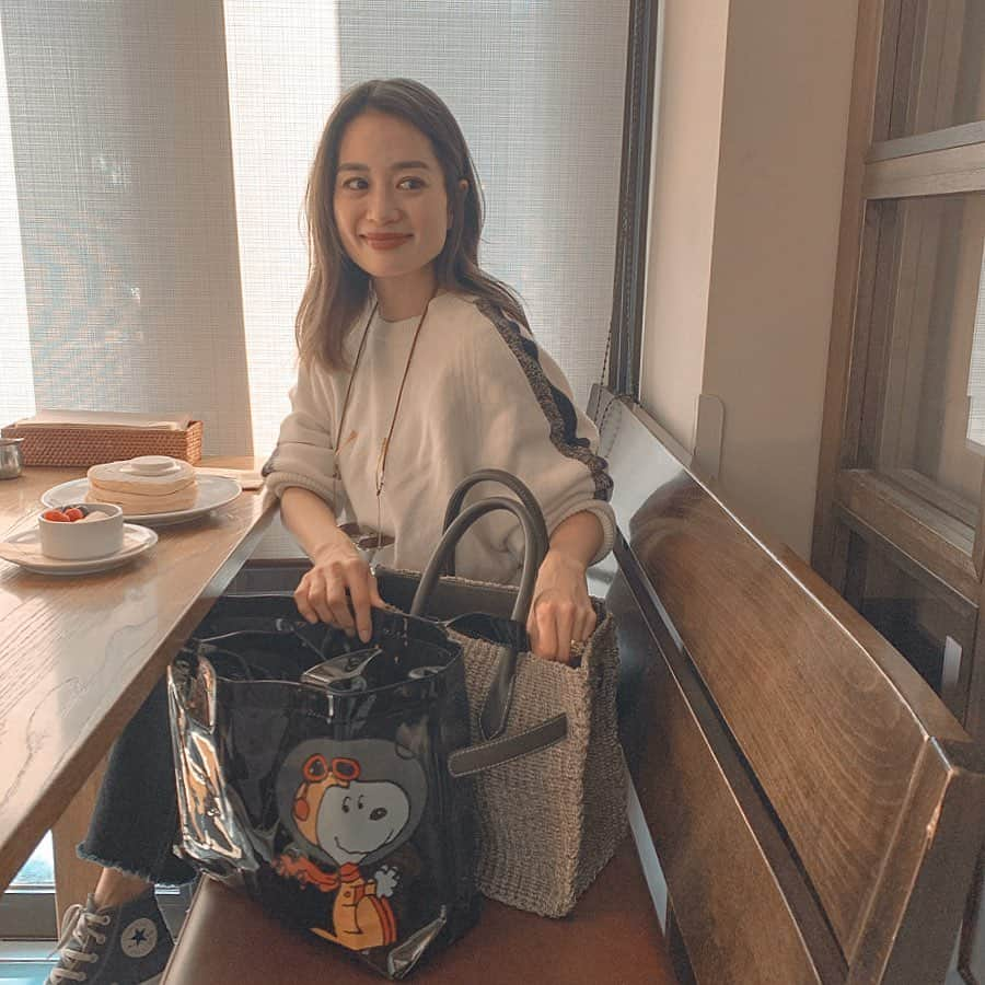 黒木なつみさんのインスタグラム写真 - (黒木なつみInstagram)「﻿ Teatime with 👧♥️﻿ ﻿ Domaniの付録に付いてたスヌーピーのバックは娘のお稽古バック♫裏にウッドストックが居るのが好きみたい♡♡♡﻿ ﻿ #Happytime﻿ #Teatime﻿ #puncake﻿ #sunny」11月15日 12時53分 - natsumi0086