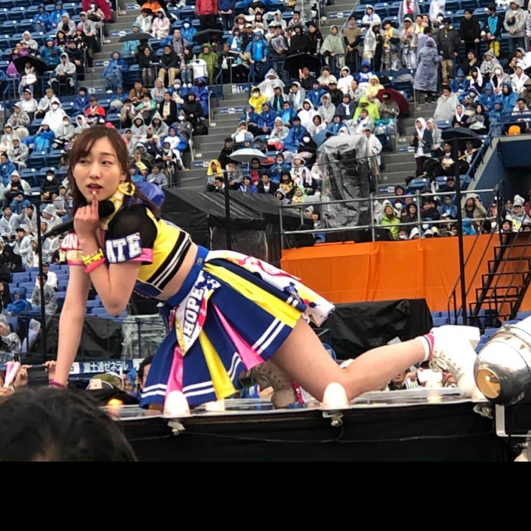 須田亜香里さんのインスタグラム写真 - (須田亜香里Instagram)「2019年11月14日 SKE48に入って10年が経ちました。 ただ王道のアイドルを目指して全力でやってただけなのに 一向に劇場公演の立ち位置は最後列端から3年以上動かないし、 二十歳になって早々のMV（片想いFinally）でなぜか私だけスクール水着を着せられたかと思ったら全カットされてほぼ映ってないし、 なかなか前に出られないし、映らないし、って事で後ろでも見つけてもらえるようにオーバーな表情してるうちに顔芸発達してるし、 そのせいかMCが一度もなかったコンサートでスタッフさんから喋りすぎだと何故か怒られたこともあったり(笑) 選挙だけは順調にランクアップしたかと思えば10位から18位まで一気に転落するし 7位になったら写真集出せるよってスタッフさんに言われたから頑張ったら帯にしか写真が付いてないブスって書いてある自己啓発本出版だし プロレスドラマではバレエ経験が活きたらしく、台詞ゼロから始まったのに興行ではシャイニングウィザードたくさんキメさせてもらってチャンピオンベルト獲らせてもらったり 念願の写真集出せたのに全然売れなくて週刊誌デビューが写真集爆死って記事になったり こういうの、ネタにしないで欲しいってファンの人に言われたりもするけど、色んなことを前向きに受け止めるには私にはこれしかなかったし、それで笑顔になれてるし、心が楽になったからアイドルずっとやれました。 もはや自然体で楽しみすぎてステージでも変なことしてたりすることもあるけど 皆が好きでいてくれるから、王道じゃない私でもアイドルしてもいいんだって思えてるからこその10周年。 こんな長くアイドルやれるのも愛してくれる皆がいるからです。 しかも、SKE48の次のシングルセンターだよ。こんなことあるんだね。感動してます私。 予測不能のアイドル人生楽しいです。 色んなことあったけど、いつもハッピーなところに着地させてくれて、そこにいてくれて本当にありがとう。 いつ好きになったとか関係なく、今好きでいてくれることに胸を張っていてくれないと許しません。 いつもありがと。大好きです。 . . 1枚目は2009年11月14日に公開されたプロフィール写真。 3枚目はスク水写真インスタ初公開(笑)」11月15日 12時54分 - akarisuda