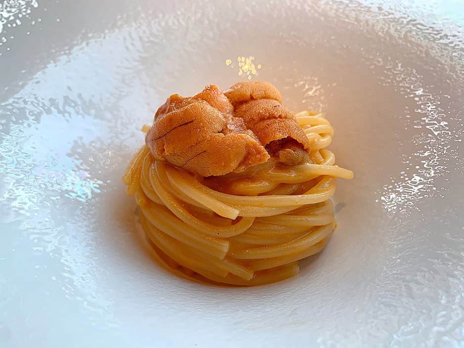 百合華さんのインスタグラム写真 - (百合華Instagram)「銀座のブルガリタワー９階にあるミシュラン一つ星のお気に入りのイタリアン『BVLGARI Il Ristorante Luca Fantin』にてランチタイム後編🍽✨﻿ ﻿ 食材への拘りや調理方法など全てにおいてパーフェクトなおもてなしに感動の連続です💘﻿ ﻿ 液体窒素を使ったデザートは新食感でとっても美味しくて全てにおいて素晴らしいコース料理で御座いました🥰﻿ ﻿ 洗練された店内の空間やお席からの眺めも本当に素敵なので今回もまたいつもより長めの滞在になりましたww❤️﻿ ﻿ #東京 ﻿ #銀座 ﻿ #ブルガリタワー銀座 ﻿ #bvlgaritower ﻿ #bvlgari ﻿ #イタリアン ﻿ #ランチタイム ﻿ #ランチコース ﻿ #ジュエリー ﻿ #独創的 ﻿ #創造的 ﻿ #至高 ﻿ #液体窒素﻿ #美食 ﻿ #美食家」11月15日 12時54分 - yurika.lovelily