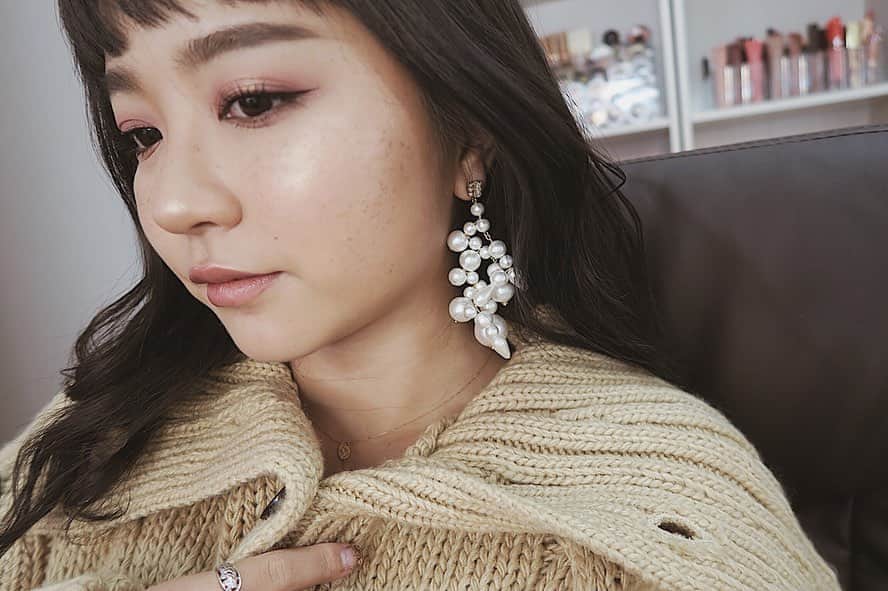 のインスタグラム：「いつも愛用してる @ever.my  さんのピアス💗 ㅤㅤㅤㅤㅤㅤㅤㅤㅤㅤㅤㅤㅤ 大ぶりだけど軽くて疲れない🥰 ㅤㅤㅤㅤㅤㅤㅤㅤㅤㅤㅤㅤㅤ パールがたっぷりで冬につけたくなる❄️❤️ ㅤㅤㅤㅤㅤㅤㅤㅤㅤㅤㅤㅤㅤ #instagood  #instagram  #fashion #youtube #pierce #handmade #handmadeaccessory  #silver  #accessory #ピアス #ハート #お気に入り #ファッション #メイク  #コスメ #ユーチューブ  #ハンドメイド #ハンドメイドアクセサリー #ハンドメイドピアス」