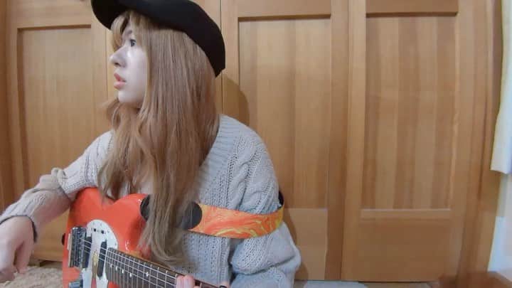 鈴木千夏のインスタグラム：「#弾き語り 🎸 あたたかいこころで聴いて😐💭 ・ 貴方の恋人になりたいのです / #阿部真央 さん ・ ・ ・ #ギター #エレキギター  #歌ってみた #弾いてみた #弾き語り女子」