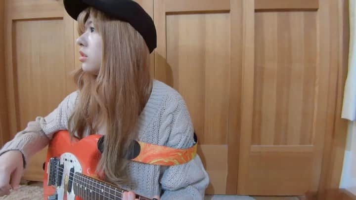 のインスタグラム：「#弾き語り 🎸 あたたかいこころで聴いて😐💭 ・ 貴方の恋人になりたいのです / #阿部真央 さん ・ ・ ・ #ギター #エレキギター  #歌ってみた #弾いてみた #弾き語り女子」