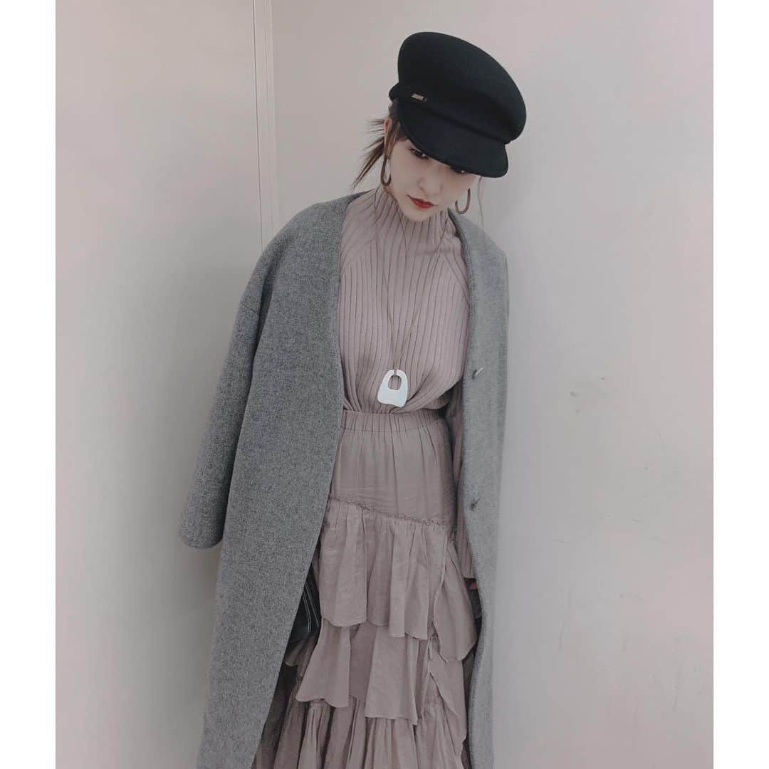 板野友美さんのインスタグラム写真 - (板野友美Instagram)「昨日の私服👗👠 #coat @fray_id  #knit @snidel_official  #skirt @snidel_official  #casquette @ca4la_official  #accessory  @fray_id  #bag @celine  #ootd #友Style」11月15日 13時00分 - tomo.i_0703