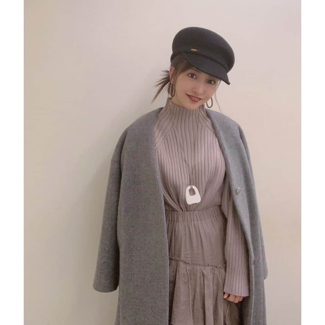 板野友美さんのインスタグラム写真 - (板野友美Instagram)「昨日の私服👗👠 #coat @fray_id  #knit @snidel_official  #skirt @snidel_official  #casquette @ca4la_official  #accessory  @fray_id  #bag @celine  #ootd #友Style」11月15日 13時00分 - tomo.i_0703