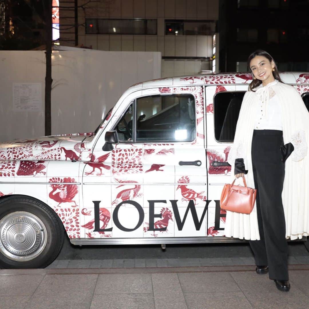 滝沢眞規子さんのインスタグラム写真 - (滝沢眞規子Instagram)「LOEWEが、銀座7丁目に新たな旗艦店「CASA LOEWE Tokyo」をオープン。 フルラインナップが揃う店内は見ているだけでも楽しい✨ #loewe#casaloewetokyo#ginza」11月15日 13時02分 - makikotakizawa