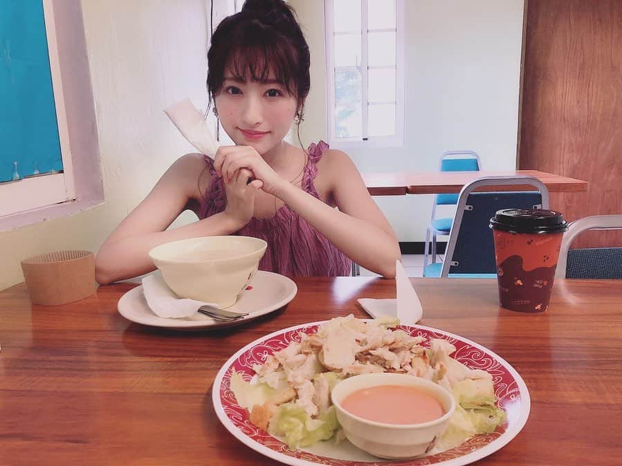 小桃音まいのインスタグラム：「. 写真集のオフショット🐾. . cafeでの撮影中. と、お昼ごはん🥗🍴. . . 素朴な味で美味しかったです☺️. . 窓際の席は撮影しながら. 寝れそうなくらい. ぽかぽかしてました〜. . 最近寒いからグアムの写真見るとあったまるまる. . . #撮影中 #写真集 #写真 #小桃音まい #カフェ #オフショット #カフェご飯 #cafe #cafestagram #salad  #グアム #グアム旅行 #guam #guamtrip #guamfood #portrait #photography #portraitphotography #photo #japanesegirl #お団子ヘア #ノースリーブ #followforfollowback #foodstagram #instagood #instalike #instafood #instafashion #bonita #kawaii」