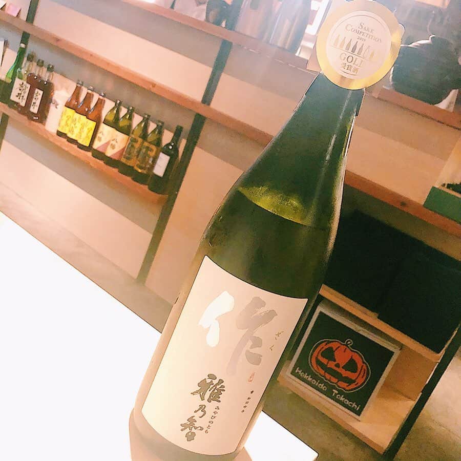 住吉史衣さんのインスタグラム写真 - (住吉史衣Instagram)「. . この日は先日の作とは違う種類をいただきました🤤🙏💕 『作 雅乃智 純米吟醸』 フルーティなやわらか〜い香り。口の中で飲み込むまでずっとふわっとした香りが広がっていて口当たりも優しいお味。それでいて後味はキレがよくてスッといなくなってしまうお酒☺️🍶✨食前酒としても美味しいかも！ そしてこのお酒に合わせてお店のマスターが1品作って下さいました。 鴨のローストにクリームチーズの味噌漬けと梅を巻いた和風ピンチョス❣️鴨肉の脂とチーズの濃厚さと梅の酸味でより作の甘みや旨味が際立ちます！ . .  #三重県 #鈴鹿 #大黒屋 #蔵元 #清水清三郎商店　 #作 #雅乃智 #純米吟醸 #純米 #純米酒  #清酒 #일본술 #japanesesake #sakebottle #nihonshu  #日本酒 #地酒 #ふーみん食べ歩き #女子飲み  #日本酒女子 #日本酒好き #日本酒好きな人と繋がりたい  #晩酌 #飲酒タグラム #食中酒 #グルメ女子 #お酒 #飲み比べ #フードペアレント #食べ合わせ .」11月15日 23時55分 - fumie_0426