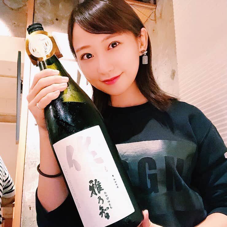 住吉史衣さんのインスタグラム写真 - (住吉史衣Instagram)「. . この日は先日の作とは違う種類をいただきました🤤🙏💕 『作 雅乃智 純米吟醸』 フルーティなやわらか〜い香り。口の中で飲み込むまでずっとふわっとした香りが広がっていて口当たりも優しいお味。それでいて後味はキレがよくてスッといなくなってしまうお酒☺️🍶✨食前酒としても美味しいかも！ そしてこのお酒に合わせてお店のマスターが1品作って下さいました。 鴨のローストにクリームチーズの味噌漬けと梅を巻いた和風ピンチョス❣️鴨肉の脂とチーズの濃厚さと梅の酸味でより作の甘みや旨味が際立ちます！ . .  #三重県 #鈴鹿 #大黒屋 #蔵元 #清水清三郎商店　 #作 #雅乃智 #純米吟醸 #純米 #純米酒  #清酒 #일본술 #japanesesake #sakebottle #nihonshu  #日本酒 #地酒 #ふーみん食べ歩き #女子飲み  #日本酒女子 #日本酒好き #日本酒好きな人と繋がりたい  #晩酌 #飲酒タグラム #食中酒 #グルメ女子 #お酒 #飲み比べ #フードペアレント #食べ合わせ .」11月15日 23時55分 - fumie_0426