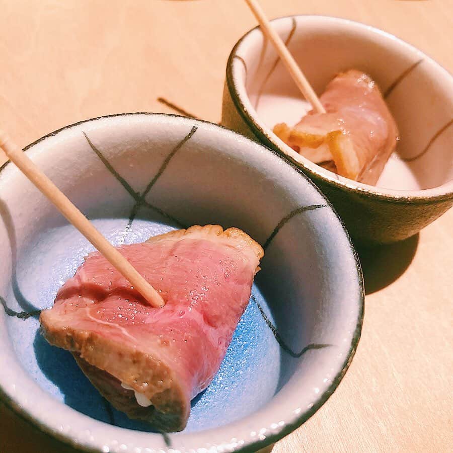 住吉史衣さんのインスタグラム写真 - (住吉史衣Instagram)「. . この日は先日の作とは違う種類をいただきました🤤🙏💕 『作 雅乃智 純米吟醸』 フルーティなやわらか〜い香り。口の中で飲み込むまでずっとふわっとした香りが広がっていて口当たりも優しいお味。それでいて後味はキレがよくてスッといなくなってしまうお酒☺️🍶✨食前酒としても美味しいかも！ そしてこのお酒に合わせてお店のマスターが1品作って下さいました。 鴨のローストにクリームチーズの味噌漬けと梅を巻いた和風ピンチョス❣️鴨肉の脂とチーズの濃厚さと梅の酸味でより作の甘みや旨味が際立ちます！ . .  #三重県 #鈴鹿 #大黒屋 #蔵元 #清水清三郎商店　 #作 #雅乃智 #純米吟醸 #純米 #純米酒  #清酒 #일본술 #japanesesake #sakebottle #nihonshu  #日本酒 #地酒 #ふーみん食べ歩き #女子飲み  #日本酒女子 #日本酒好き #日本酒好きな人と繋がりたい  #晩酌 #飲酒タグラム #食中酒 #グルメ女子 #お酒 #飲み比べ #フードペアレント #食べ合わせ .」11月15日 23時55分 - fumie_0426