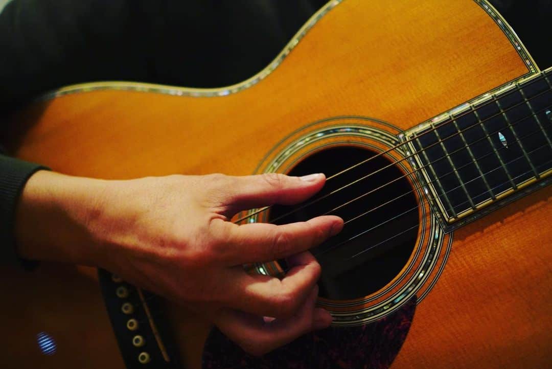 近藤薫のインスタグラム：「#Arpeggio #Martin #Finger #Guitar #acoustic #om42」