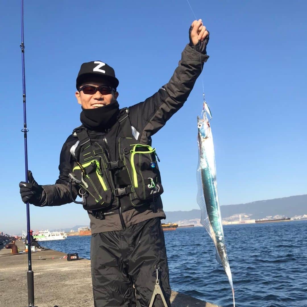 津田篤宏さんのインスタグラム写真 - (津田篤宏Instagram)「先日釣りに久しぶりに行きまして、太刀魚１本だけ釣れましたー 捌いて刺身に #釣りたのしー #釣りに行く時間たのしー #もっともっと行きたい #すーすすー」11月15日 22時28分 - ggoigoisu