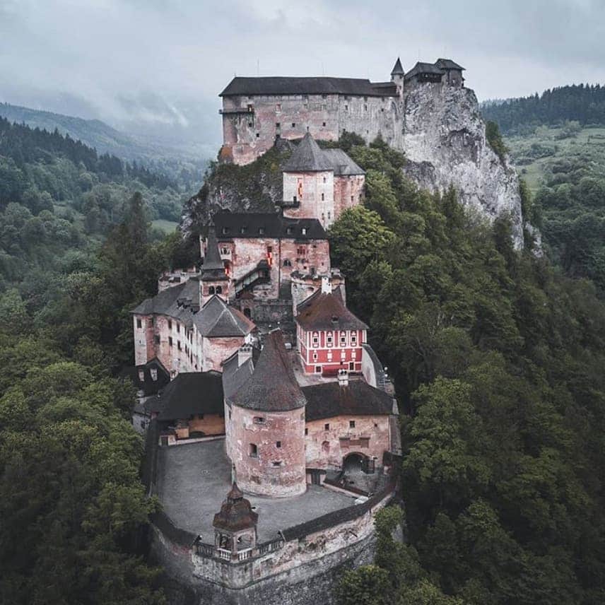 エールフランスのインスタグラム：「Carefully tucked away in Slovakia’s heights. Prendre de la hauteur en Slovaquie. 📷 Picture by @anskar.lenzen  #AirFrance #Franceisintheair」