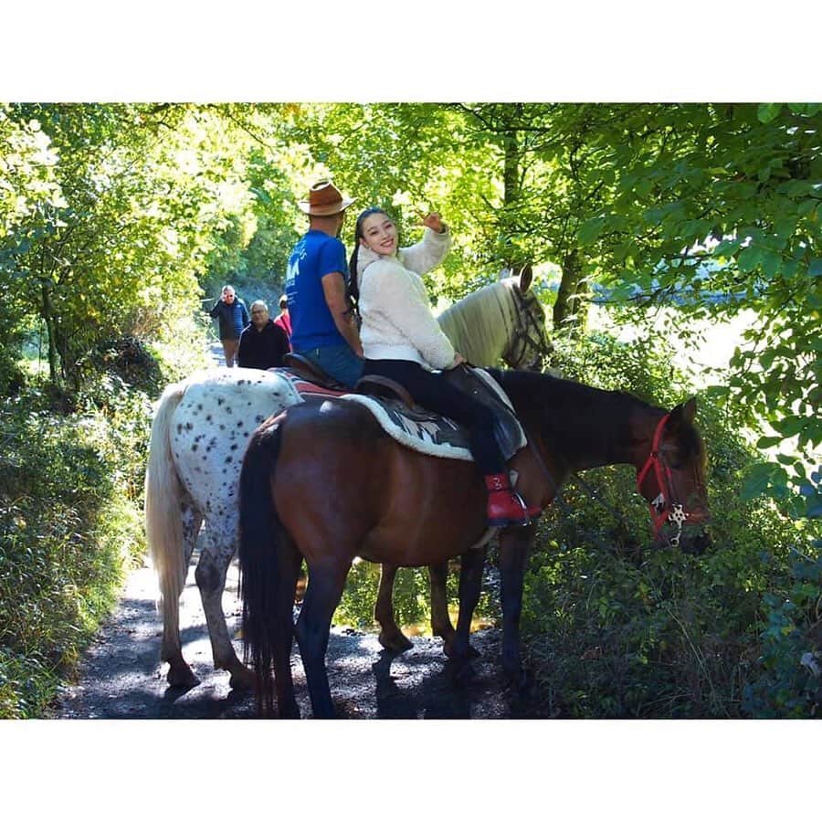 朝日放送「朝だ！生です旅サラダ」さんのインスタグラム写真 - (朝日放送「朝だ！生です旅サラダ」Instagram)「@edayuri_official 緑あふれるコースを馬でいく #乗馬ツアー に参加しました🐴💕 簡単なレクチャーを受けて出発！ インストラクターと一緒に森の中へ… . お馬さんの背に揺られながら眺めるのは 周囲に広がる #ピレネーの雄大な景色 ！ お馬の足音や、川の音、風に揺れる葉の音 自然の素敵な音色に とてもリラックスしました🍃 _ #お馬に乗って #森の中を散歩 #自然の音に包まれて #蹄の音 #癒やされる #リラックス #カバロスサルビセ #Caballos Sarvise #カタルーニャ地方 #スペイン #España _ #ABCテレビ #朝日放送テレビ #生放送 #土曜朝 #8時 #朝だ生です旅サラダ #旅サラダガールズ #江田友莉亜  #海外 #旅 #travel #trip」11月15日 22時32分 - tabisalad