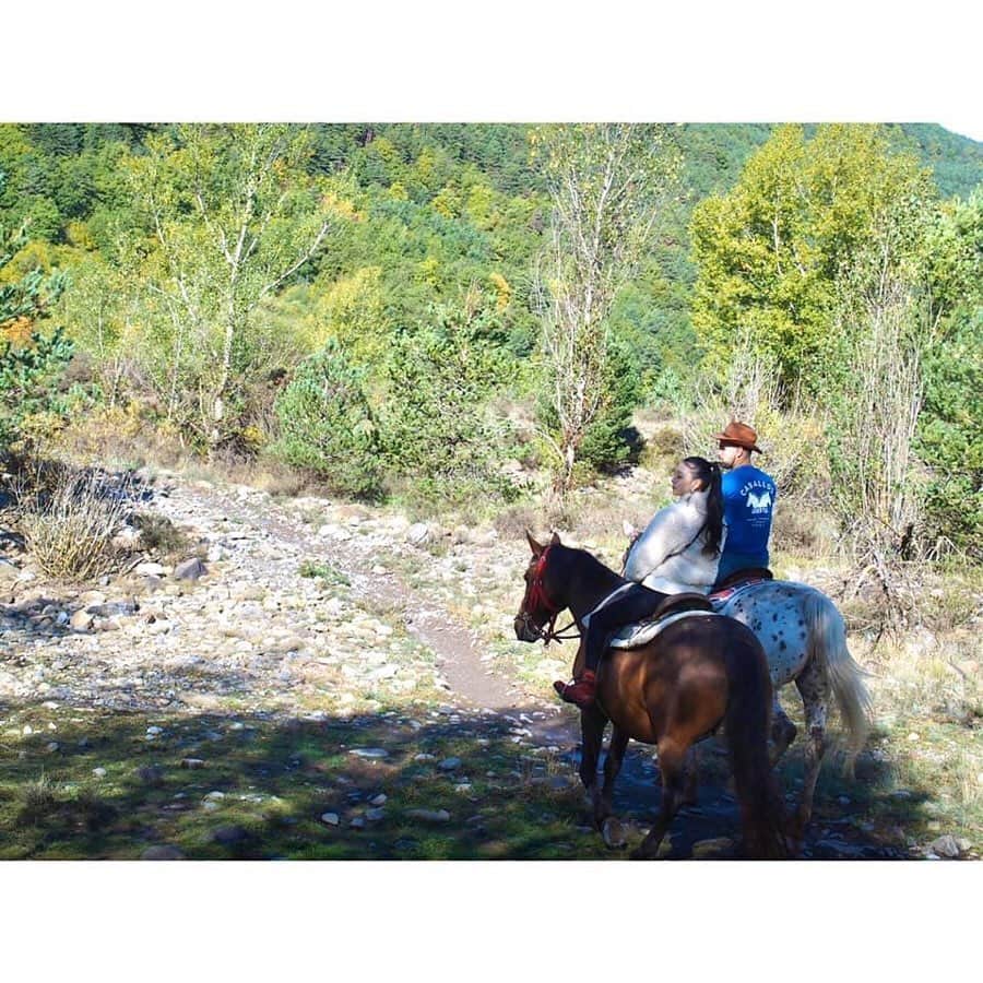 朝日放送「朝だ！生です旅サラダ」さんのインスタグラム写真 - (朝日放送「朝だ！生です旅サラダ」Instagram)「@edayuri_official 緑あふれるコースを馬でいく #乗馬ツアー に参加しました🐴💕 簡単なレクチャーを受けて出発！ インストラクターと一緒に森の中へ… . お馬さんの背に揺られながら眺めるのは 周囲に広がる #ピレネーの雄大な景色 ！ お馬の足音や、川の音、風に揺れる葉の音 自然の素敵な音色に とてもリラックスしました🍃 _ #お馬に乗って #森の中を散歩 #自然の音に包まれて #蹄の音 #癒やされる #リラックス #カバロスサルビセ #Caballos Sarvise #カタルーニャ地方 #スペイン #España _ #ABCテレビ #朝日放送テレビ #生放送 #土曜朝 #8時 #朝だ生です旅サラダ #旅サラダガールズ #江田友莉亜  #海外 #旅 #travel #trip」11月15日 22時32分 - tabisalad