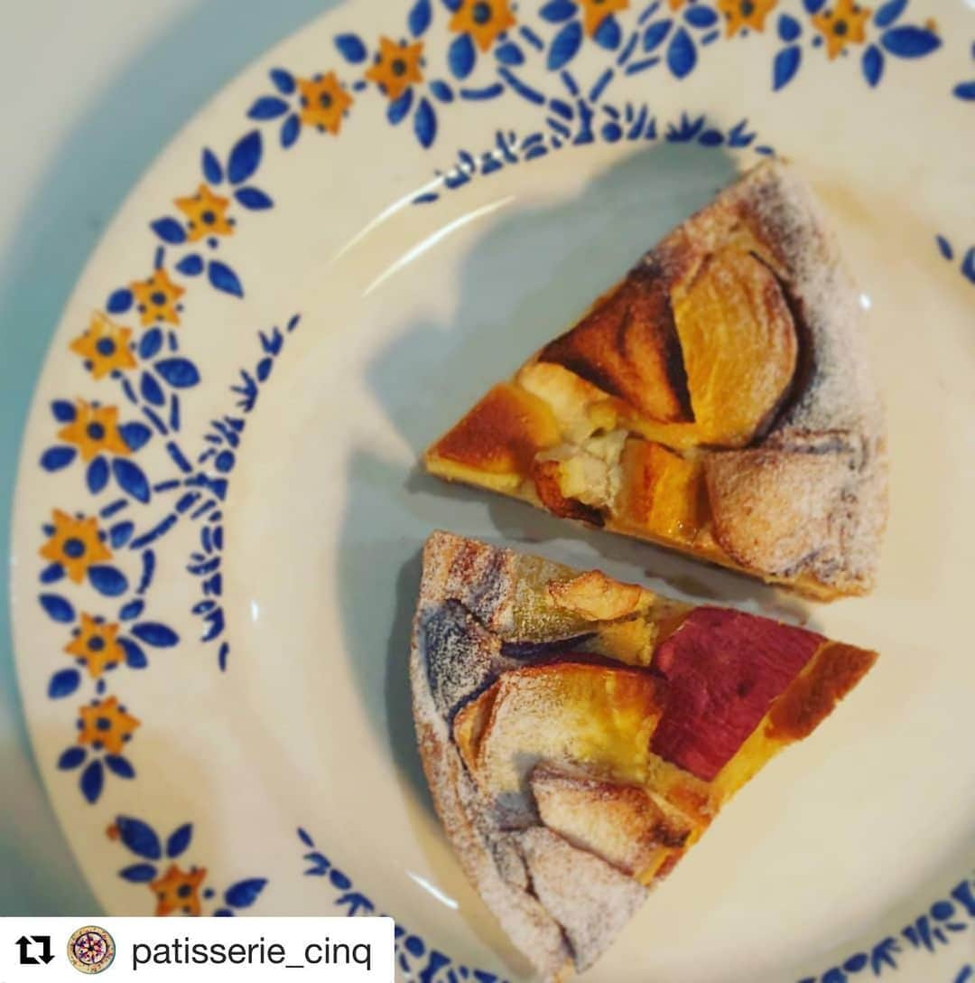 EINSHOP／アインショップさんのインスタグラム写真 - (EINSHOP／アインショップInstagram)「#Repost @patisserie_cinq with @get_repost ・・・ . 先週の丹波、西宮でのイベントではたくさんのご来場・お買い上げありがとうございました。 . 明日は加古川のオープンデパート朝市に出店いたします。久しぶりに朝5時30分出発で、子供店長が起きてくれるか心配ですが。 2枚目の写真。今日、学校から帰ってくるなり、嬉しそうにお店の看板を作ったと見せてくれました。「パテスリー サンク」😅まだ小さい「ィ」が難しいようです。明日はこの看板を立てて売るそうですよ。 . 寒くなり、チョコが食べたくなる季節になってきたので、久しぶりにチョコ&チョコスコーンを焼きました。チョコレート生地にたっぷりチョコレートを練り込んだスコーン。店長イチオシです👦明日お持ちしますね。 . きっと朝は寒いと思いますのであたたかくしてお越しくださいね。 お待ちしております。 . ●16日(土)オープンデパート朝市 ◇加古川市公設卸売市場 ◇7時～13時 . . . ＊出店予定イベント＊ ●23日(土).24日(日)湊川手しごと市 ◇神戸湊川公園 ◇11時～16時 ●31日(土)オープンデパート朝市 ◇加古川市公設卸売市場 ●12月1日(日)ハーバーマーケット ◇神戸ハーバーランドガス燈通り . . ・ナッツのタルト ・鳴門金時とりんごのタルト ・柿とりんごのタルト ・チョコレートとマカダミアナッツのタルト ・栗とナッツのタルト ・バニラサブレ ・ショコラサブレ ・紅茶のサブレ 《スコーン》 ・プレーン・チョコレート・キャラメルチョコナッツ・クランベリーとホワイトチョコ・アールグレイとオレンジピール・ほうじ茶とホワイトチョコ・抹茶と栗・いちじくとクルミ・りんごとラムレーズン・りんごとアーモンド・アールグレイといちぢく・チョコ&チョコ . . #patisseriecinq#パティスリーサンク#神戸長田ケーキ#タルト#スコーン#オープンデパート朝市#ムサシ朝市#加古川朝市#加古川朝ごはん#マルシェ」11月15日 22時43分 - 634asaichi