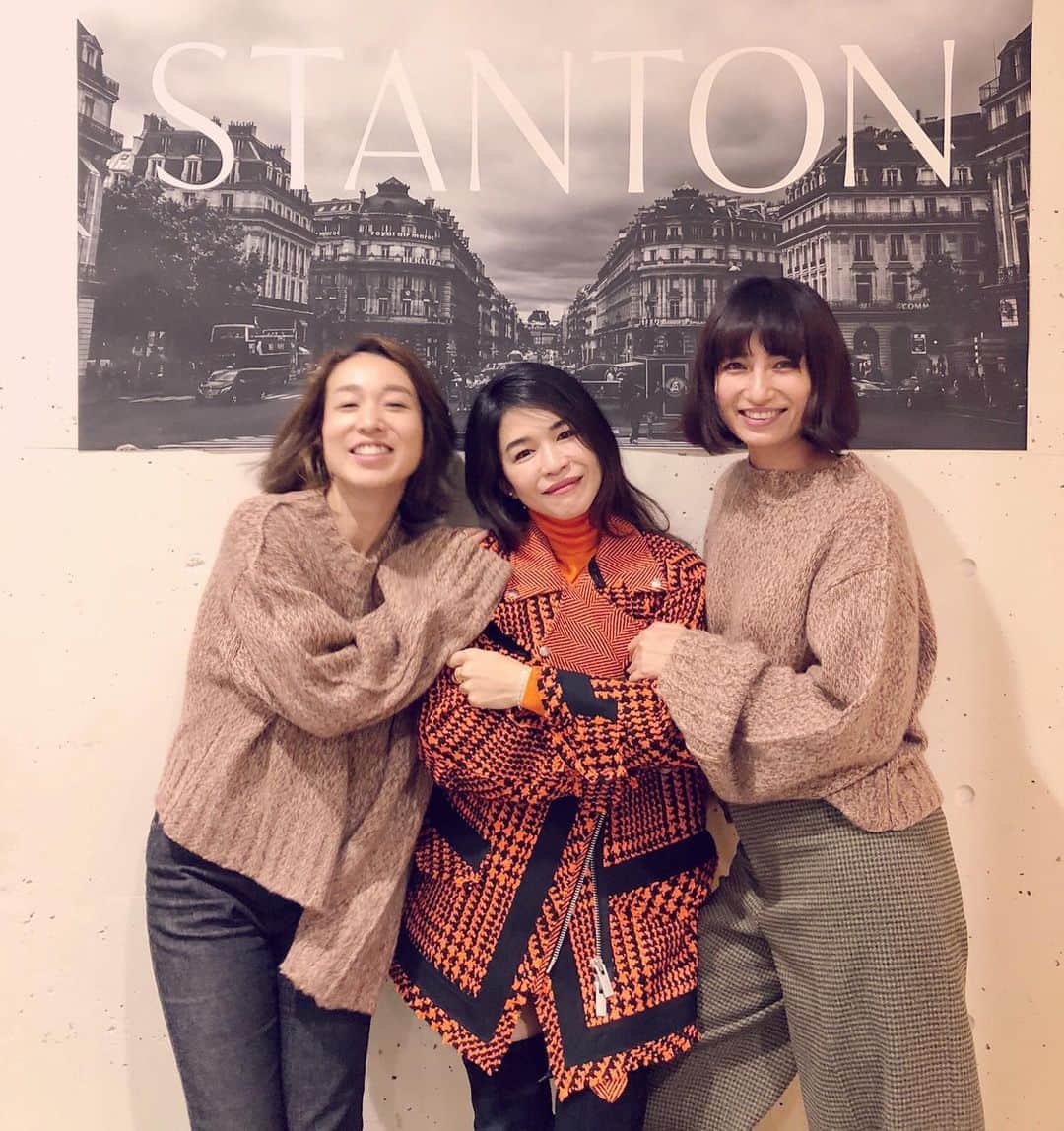 のインスタグラム：「@enasoluna_official  @the_newhouse  #orenge#coat#i♡this#stanton #お気に入りのものを着て#出かける金曜日#かんぱーい#ちさちゃんとたわいもないいい話をしながら♡  ポップアップ始まりました！  個人的に90'sのムード中なので  テニスブレスはたまらないアイテム  おしゃれは楽しまなくちゃ👌🏻です」