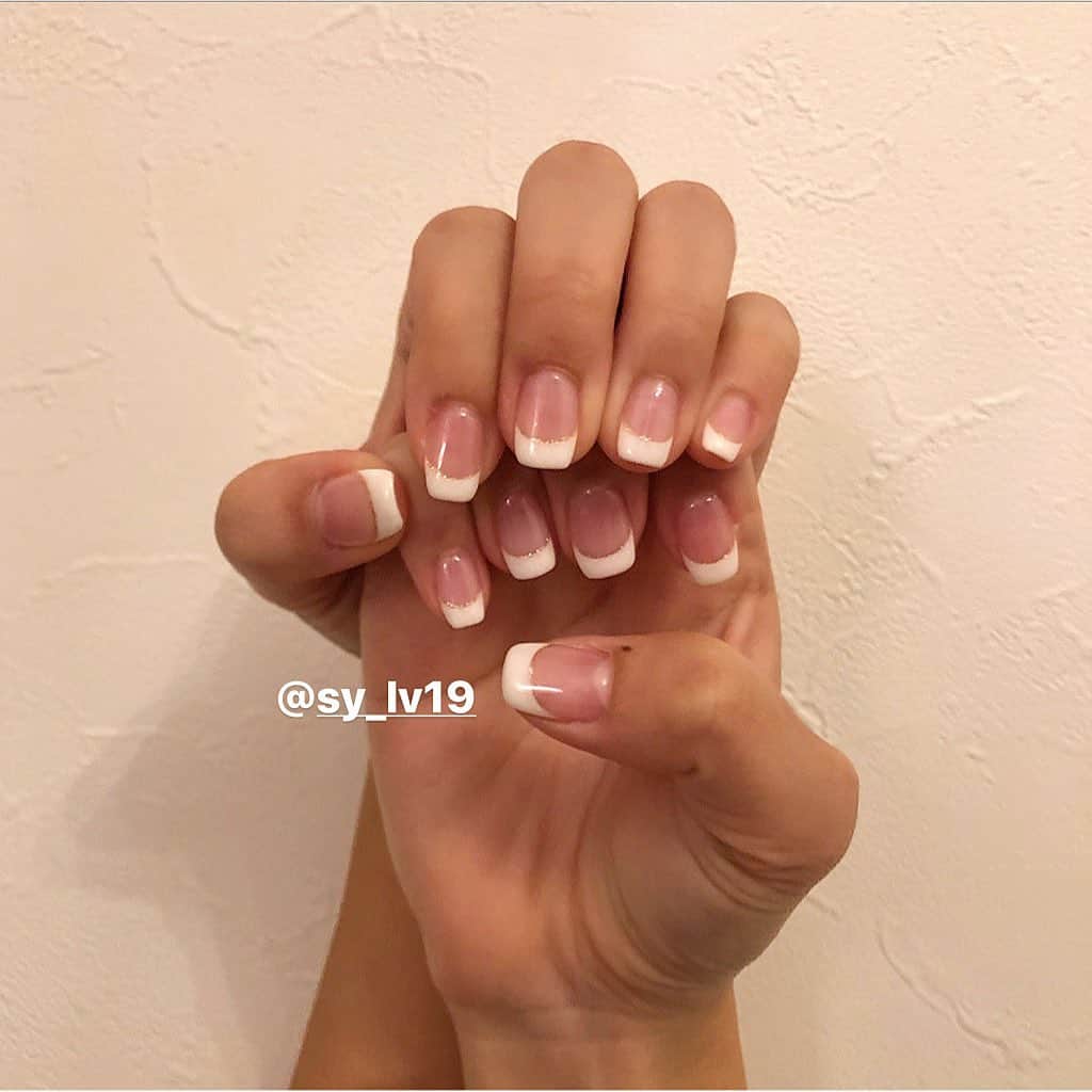のインスタグラム：「・ 初めての#スクエアネイル 💅 中学時代からのお友達、さやちゃんにやってもらった☺︎ 可愛いとってもお気に♡ありがと〜 ・ ・ #nail #フレンチネイル」