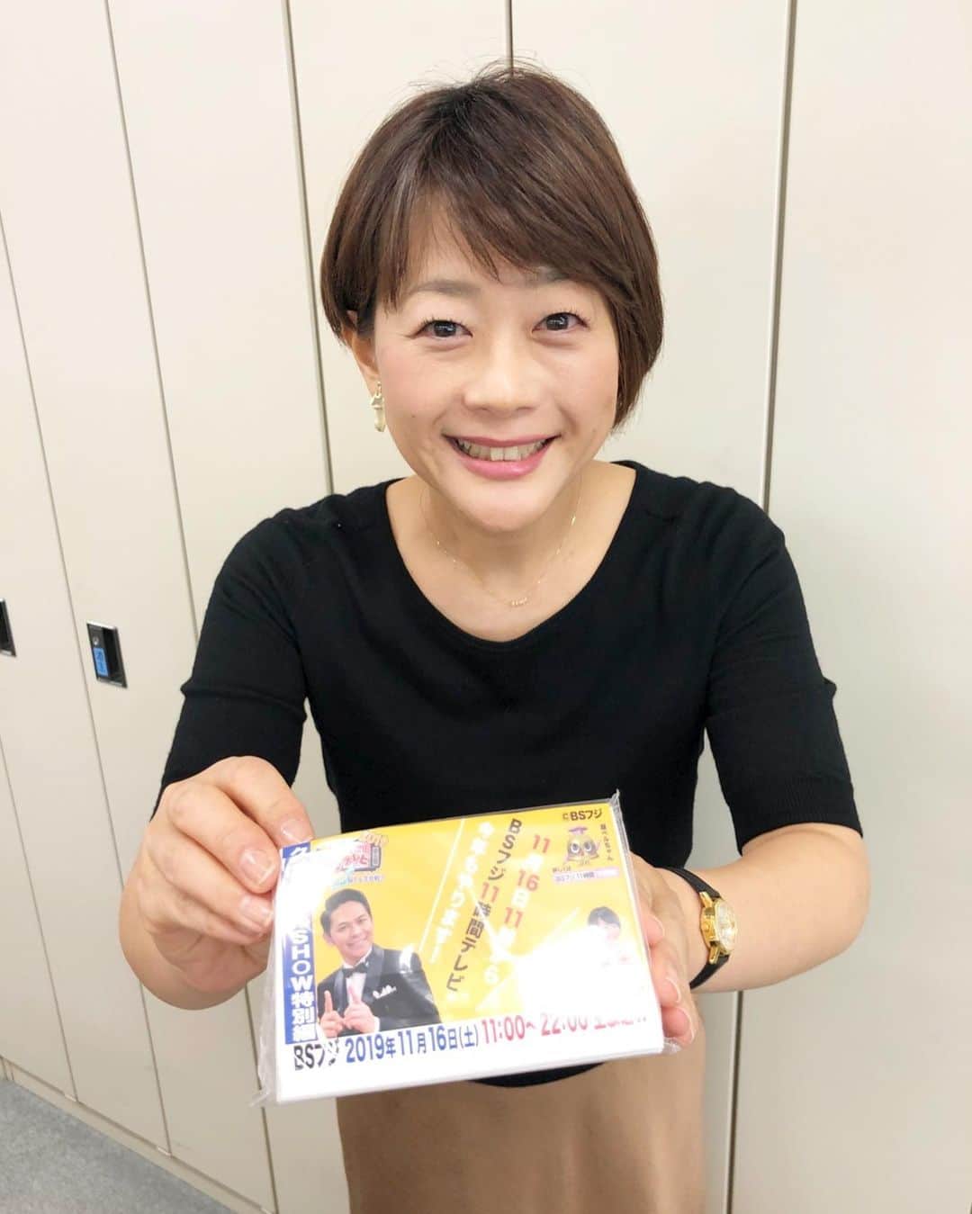 フジテレビアナウンサーのインスタグラム：「. いよいよ明日の11時から✨ 『BSフジ11時間テレビ　全国対抗！脳トレ生合戦！！』 今年もやります。やるんです。 気合いは十分、でも出題台本だけでファイル４冊😵‼️ 川野アナにぜひ温かいご声援を☺️ .  #宣伝用のティッシュ配り ⌒👆 #配る2人のファッションがシンクロしすぎ🤣　 #リハーサル前のショット📸 #台本の山 #BSフジ11時間テレビ #是非ご覧ください #フジテレビアナウンサー #川野良子 #佐々木恭子」