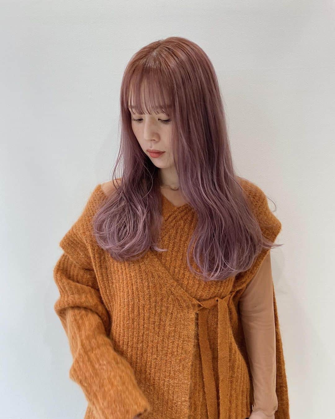 目見田早弥子のインスタグラム：「| 🧶 いろんな着方ができる変形カーディガン꙳ 片腕を抜いて着てみました◯ @perverze_official #perverze」