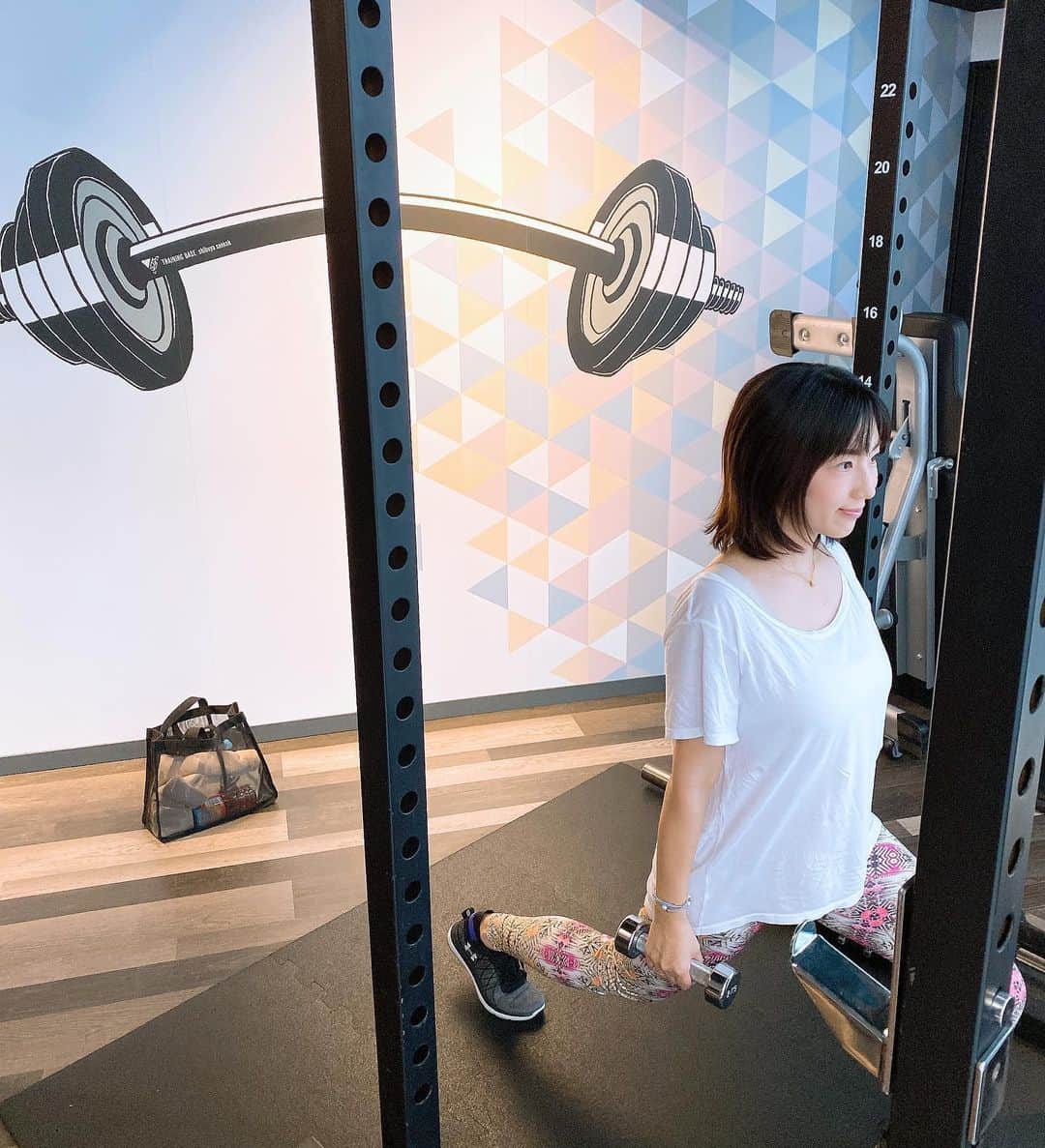 のインスタグラム：「産後初のパーソナルトレーニングへ✨ 出産してから7ヶ月もたつのにまだプラス3キロのまま😂 もちろん体重落とせるのが1番嬉しいけど、まずは少しずつ筋肉つけないと体脂肪がヤバい、、😭 というわけで下半身を中心にやって頂きました✨早速筋肉痛です😂 けど久しぶりに身体動かして気持ちよかった🌟 最後にストレッチもしてもらい、プロテインまで頂けて大満足💖  #TRAININGBASEshibuyasankak #shibuyasankak #shibuya #trainning #personaltraining #personaltrainer #workout #fitness #beauty #bodymake #gym #health #渋谷#シブヤサンカク  #筋力トレーニング #筋トレ  #ボディメイク  #パーソナルトレーニング #ジム #ワークアウト #健康」
