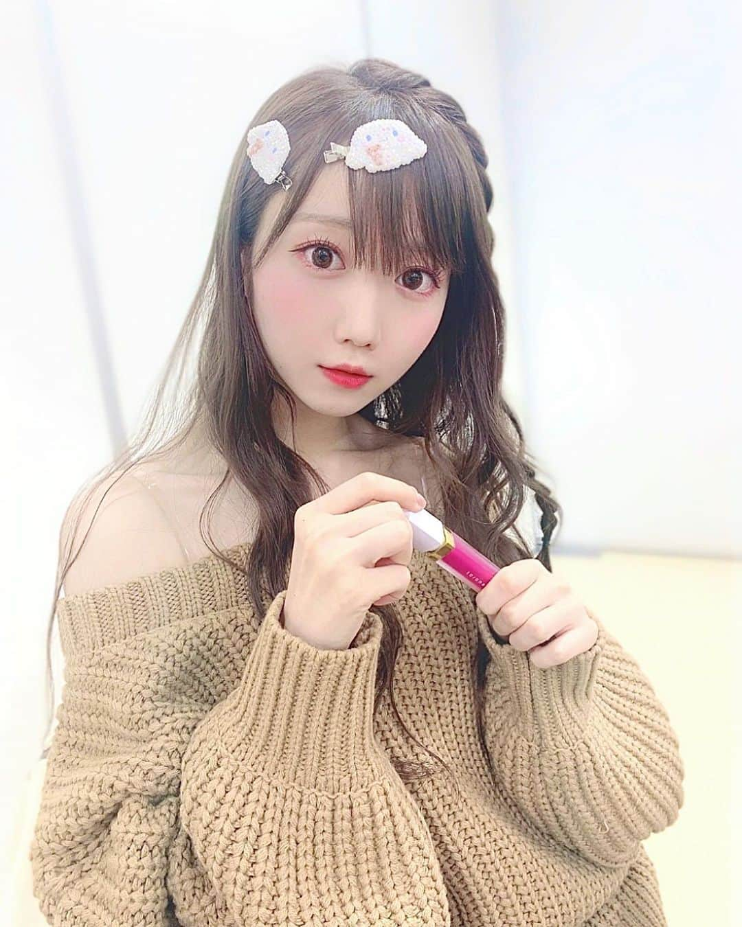 大谷映美里さんのインスタグラム写真 - (大谷映美里Instagram)「🧸🍪🧸🍪 ㅤㅤㅤㅤㅤㅤㅤㅤㅤㅤㅤㅤㅤ 最近の愛用リップ ♡ ㅤㅤㅤㅤㅤㅤㅤㅤㅤㅤㅤㅤㅤ #dior ウルトラルージュ 763 マット系で色持ち◎ライブも普段もこれを愛用中💕 #toone ペタルエッセンス 02 むらさきっぽいピンクで可愛い☺️この口紅と相性◎です ㅤㅤㅤㅤㅤㅤㅤㅤㅤㅤㅤㅤㅤ diorのリップを塗った後に  tooneのグロスでツヤを出すのがいつもの定番🍰 ㅤㅤㅤㅤㅤㅤㅤㅤㅤㅤㅤㅤㅤ ざっくりニットは #nicoron 🎀 大きめサイズのワンショルでゆるっと着れます🐻 キラキラのシナモンピンは頂きものです❤︎ ㅤㅤㅤㅤㅤㅤㅤㅤㅤㅤㅤㅤㅤ」11月15日 23時00分 - otani_emiri