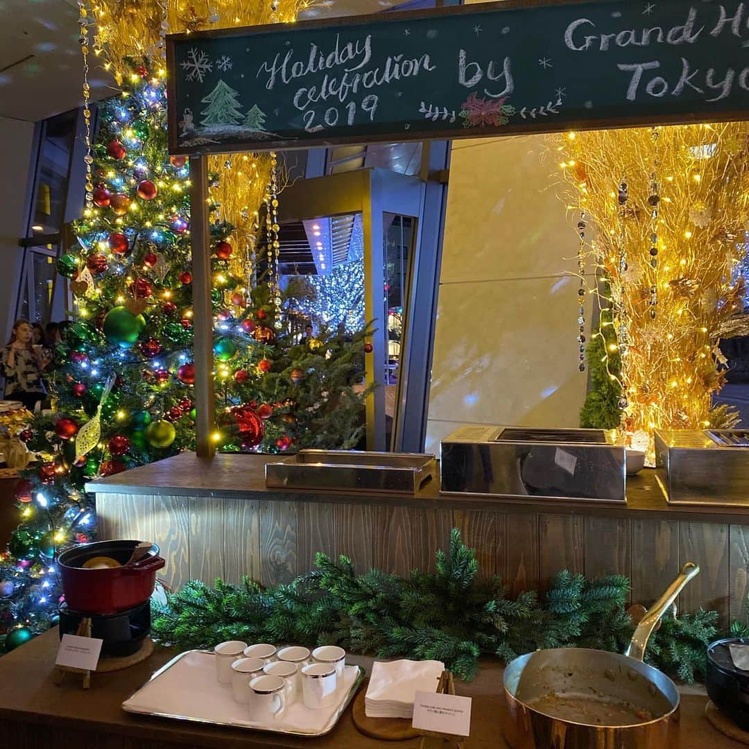 GLAM JAPANさんのインスタグラム写真 - (GLAM JAPANInstagram)「グランド ハイアット 東京「クリスマスカクテルレセプション 2019」へ行ってきました✨🎄✨ . 今年のクリスマスシーズンのテーマ「Heart of Gold」にふさわしく、美しく繊細でありながらも温かみの感じられるケーキが勢揃い🍰🎂🧁 繊細な飴細工をまとう「Louvre ルーブル」（オンライン予約限定価格 20,700円［税別］）ほか、全10種類が登場♪ . 11月末まではオンライン予約受付中！ 今からクリスマス気分を盛り上げてみては？🎅 . @grandhyatttokyo #グランドハイアット東京 #グランドホリデー #grandholiday2019 #クリスマス #クリスマスケーキ」11月15日 22時52分 - glam.jp