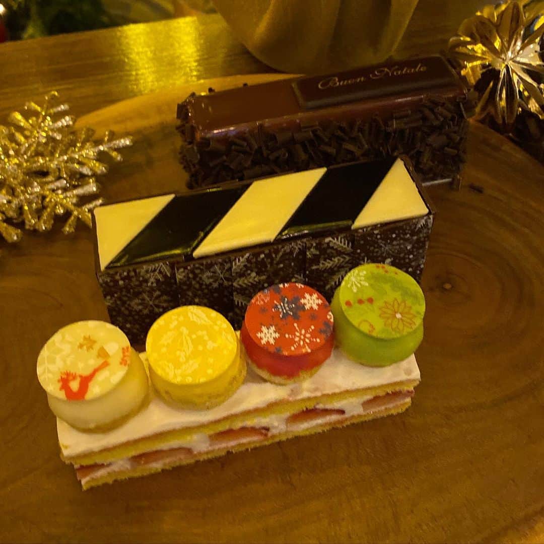 GLAM JAPANさんのインスタグラム写真 - (GLAM JAPANInstagram)「グランド ハイアット 東京「クリスマスカクテルレセプション 2019」へ行ってきました✨🎄✨ . 今年のクリスマスシーズンのテーマ「Heart of Gold」にふさわしく、美しく繊細でありながらも温かみの感じられるケーキが勢揃い🍰🎂🧁 繊細な飴細工をまとう「Louvre ルーブル」（オンライン予約限定価格 20,700円［税別］）ほか、全10種類が登場♪ . 11月末まではオンライン予約受付中！ 今からクリスマス気分を盛り上げてみては？🎅 . @grandhyatttokyo #グランドハイアット東京 #グランドホリデー #grandholiday2019 #クリスマス #クリスマスケーキ」11月15日 22時52分 - glam.jp