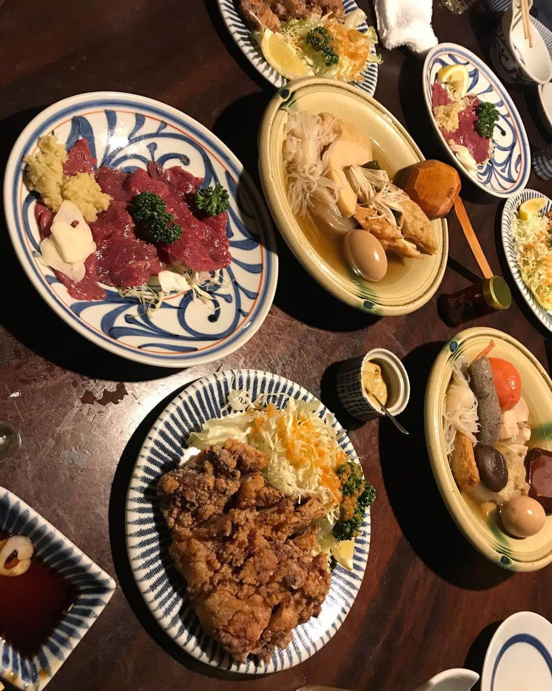 クロちゃんさんのインスタグラム写真 - (クロちゃんInstagram)「夜ご飯  みんなで会食。 名物の馬刺、山賊焼きなど、いろいろとつまんでるしんよー！  あー、ヘルシー♪」11月15日 22時54分 - kurochandesuwawa