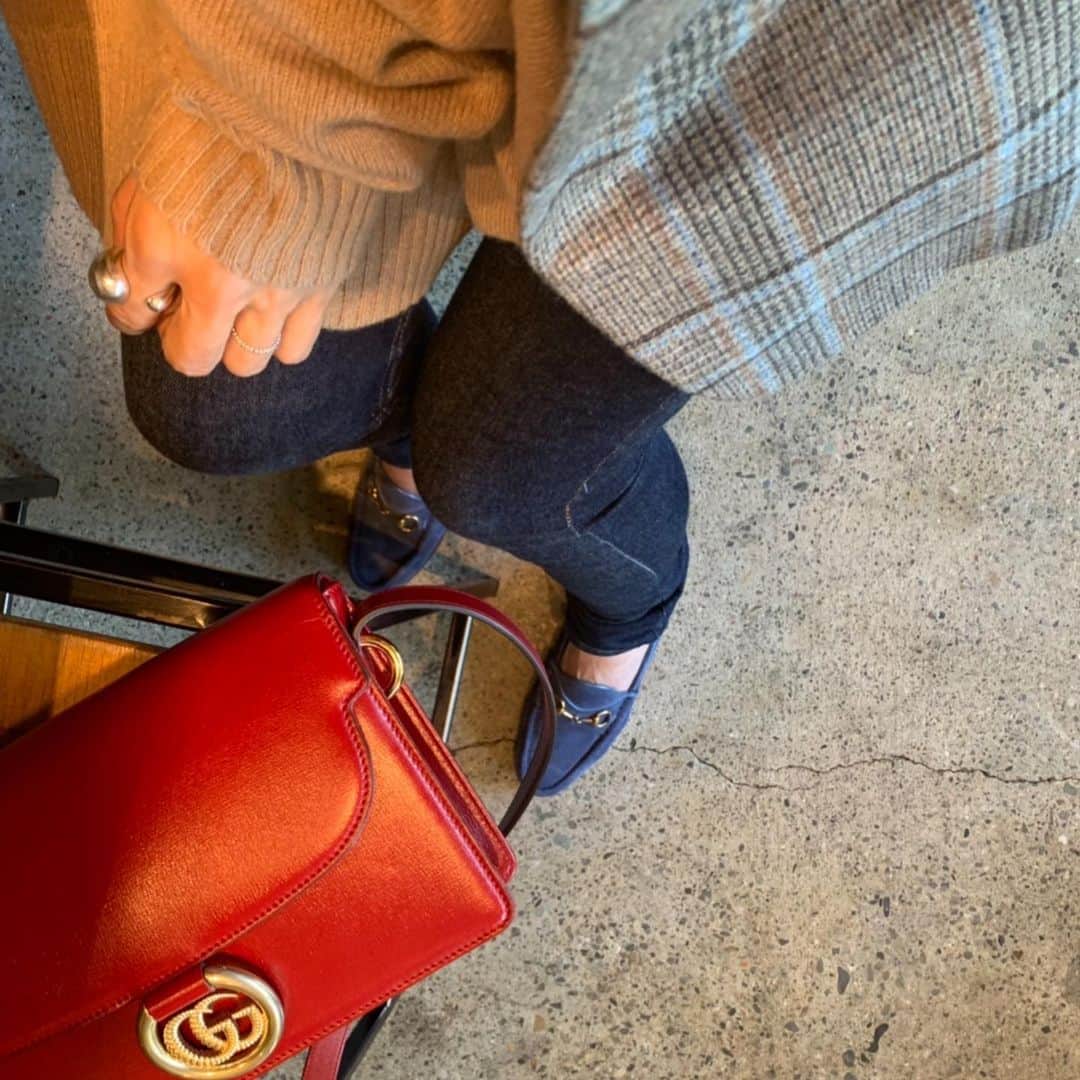 亀恭子のインスタグラム：「blue&red . . . チェックのボックスジャケット、 レザーショルダーバッグ、 ビットモカシン、、 . . 懐かしい感じがしつつ、 時代を経ても色褪せない アイテムたち。 . . today's… #fashion #ootd #kkstyle #tokyo #kamescloset #jacket #blamink #knit #maisonmargiela #bag &shoes #gucci #autumn」