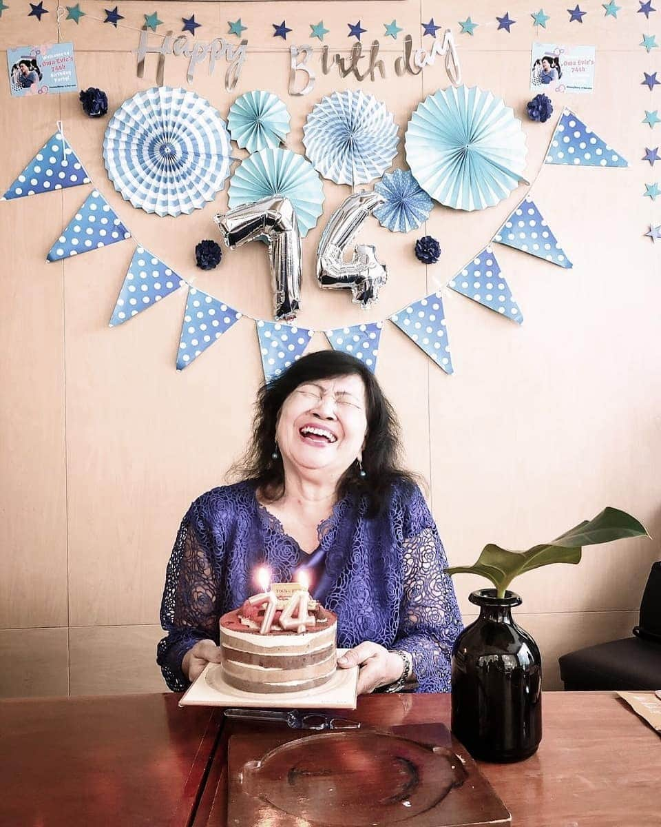 グレイシア・ポリーさんのインスタグラム写真 - (グレイシア・ポリーInstagram)「Thank you Jesus for still giving me a chance for celebrating "my single fighter" 74th birthday together with family last week.  Thank you Jesus for giving me life that i should BE THANKFUL for no matter how bad life treats me. 😊  #strongerfromtheinsideout #kembalilebihkuat #creatememories #mother」11月15日 23時06分 - greyspolii