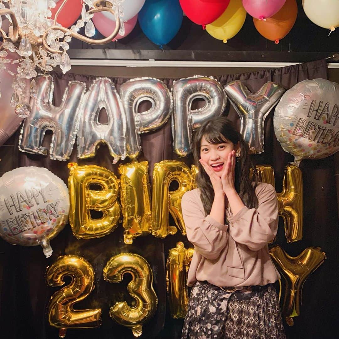 東李苑さんのインスタグラム写真 - (東李苑Instagram)「11月13日で23歳になりました！ snsを通じ、たくさんのお祝いメッセージ ありがとうございました！ DMもお返事はできないけど全部読んでます☺️ . 23歳ってキリのいい数字でもないし、実感もないけど まだまだ自分とたくさん向き合い、 自分らしく頑張っていきます。 そして、応援してくださる皆さんに喜んで頂けるような お知らせがたくさんできる1年になるよう頑張ります！！ . どうしても誕生日が11月だと 今年1年を振り返って〜となりがちだけど それは年末にじっくりとね、、笑 . 今年は10年来の友達に #ノッテ札幌 @notte.susukino で お祝いしてもらったんですが、、 ここのバースデープランが飲み放題の上に バルーン装飾や写真を撮ってフレームに入れてくださるサービスがあり とっても良かったです👏👏 クーポンを使うと4000円になるみたいですよ✌︎ ただ1日2組限定だそうですのでそこだけ注意！ . お料理も美味しくとっても気に入ったので 次は私自身も誰かの誕生日のお祝いで ここのお店を利用したいと思います😇」11月15日 23時07分 - az_rion