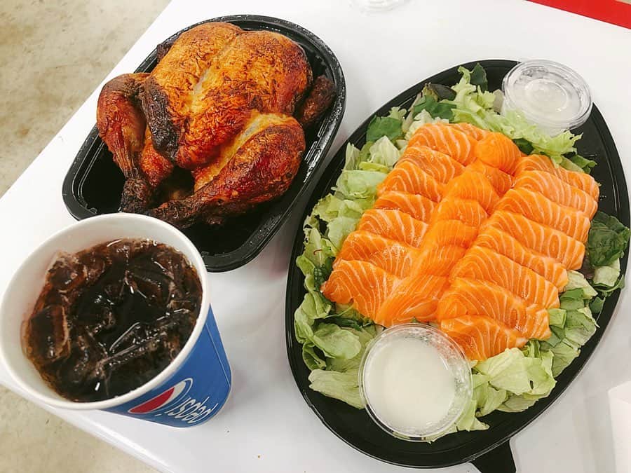のインスタグラム：「♡ 韓国のコストコでごはん🦉💕 チキンとサーモンサラダ！ チキン脂すごいのっててお肉柔らかい！！めちゃくちゃ美味しかった😍😍 ♡ #韓国コストコ #コストコ #コストコチキン #コストコサーモン #韓国 #코스트코 #코스트코추천 #먹스타그램 #토기모치 #とぎもち #とぎもちkorea #토기모치mukbang #먹방 #유튜버 #유튜브」