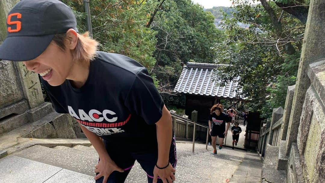 阿部裕幸さんのインスタグラム写真 - (阿部裕幸Instagram)「AACC女子部 福山合宿 朝練は恒例の階段ダッシュ☝🏻 みんなでやるからやり切れる👍🏻 AACC female fighter’s MMA camp in Fukuyama. Everyone showed guts!  #aacc #aaccmma #aacc大森 #grappling #catchwrestling #nogi #無料体験できます #aacc楽しいですよー #生徒募集中 #仲間募集中  #aacc女子部 #レスリング #キャッチレスリング #総合格闘技 #女子格闘技 #femalefighter #jiujitsu #柔術 #格闘技やるならAACC #女子MMAならAACC #ココロとカラダを強くする #仲間 #team #何事も基本が大事 #hardworkpayoff #フジメグ合宿」11月15日 23時17分 - abeani111