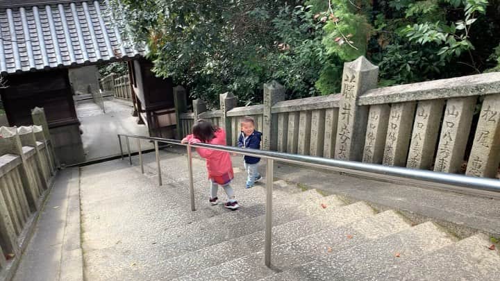 のインスタグラム：「AACC女子部 福山合宿 朝練は恒例の階段ダッシュ☝🏻 みんなでやるからやり切れる👍🏻 AACC female fighter’s MMA camp in Fukuyama. Everyone showed guts!  #aacc #aaccmma #aacc大森 #grappling #catchwrestling #nogi #無料体験できます #aacc楽しいですよー #生徒募集中 #仲間募集中  #aacc女子部 #レスリング #キャッチレスリング #総合格闘技 #女子格闘技 #femalefighter #jiujitsu #柔術 #格闘技やるならAACC #女子MMAならAACC #ココロとカラダを強くする #仲間 #team #何事も基本が大事 #hardworkpayoff #フジメグ合宿」