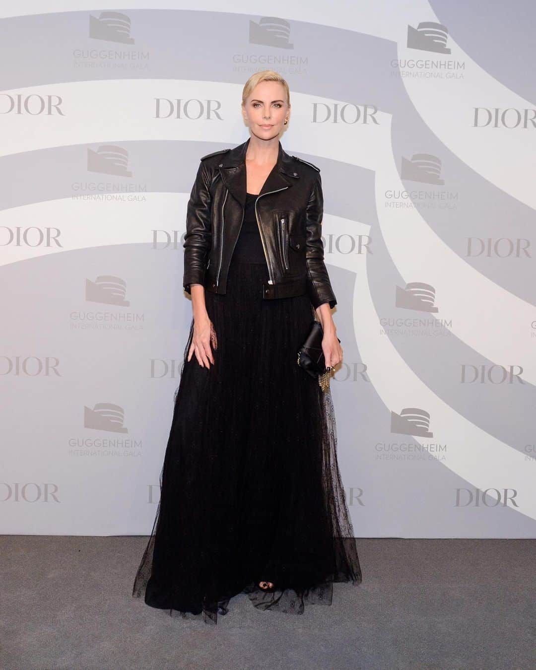 クリスチャンディオールさんのインスタグラム写真 - (クリスチャンディオールInstagram)「The #StarsinDior were out in full force last night for the @Guggenheim International Gala, including House muse Charlize Theron who walked the red carpet in a creation by @MariaGraziaChiuri and beauty by @DiorMakeup. Featuring a mix of different laces and lined with silk, the dress required 100 hours of #DiorSavoirFaire handwork by Dior’s petites mains. #GIG2019」11月15日 23時10分 - dior