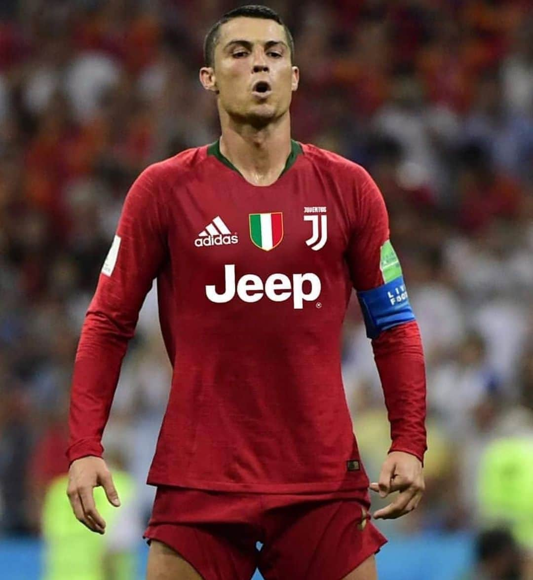 ポール・ポグバさんのインスタグラム写真 - (ポール・ポグバInstagram)「Forse basterebbe cambiare maglia 😏  #CR7 gioca e segna 3 goal con la Nazionale 🇵🇹. Solo Domenica scorsa era stato sostituito da #Sarri perché non al meglio della condizione fisica: è solo una coincidenza o forse #Ronaldo e il tecnico bianconero non sono in ottimi rapporti❓  #Juve」11月15日 23時10分 - juvefanpage