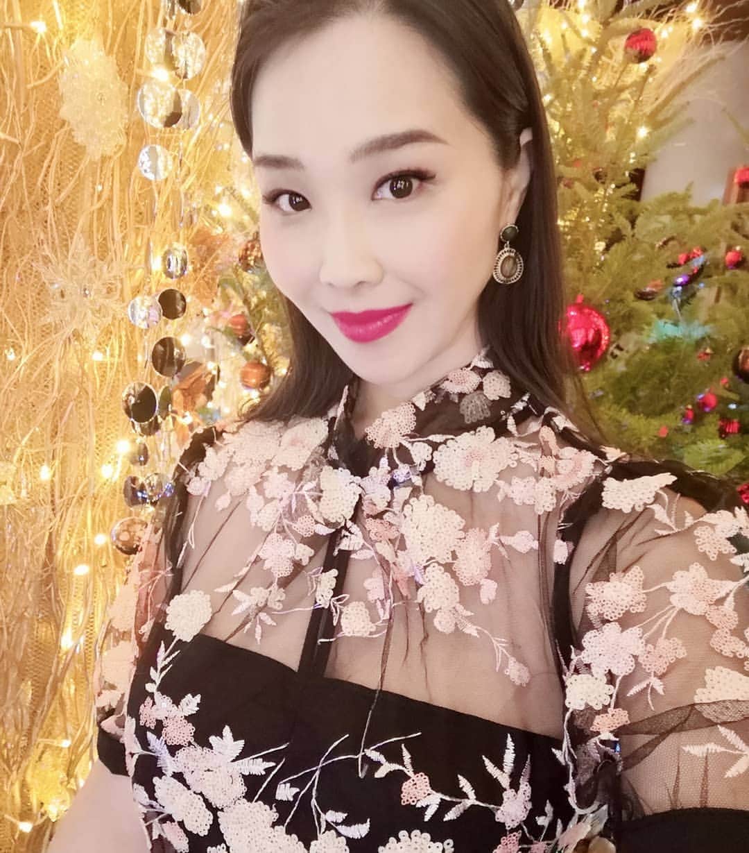 Miyu Toyonagaのインスタグラム：「💫Sparkling Mood at @grandhyatttokyo  今宵は友人ゆうきちゃんとグランドハイアットのクリスマス カクテルレセプションへ。  デコレーションを見る度、ワクワクします🥰✨ 化粧もゴールドで雰囲気を出してみました。  そうそう、すっぴん眉なんです。  先日、@8cli.b にて眉のアートメークをしてきました。  担当の@minami_brows 南さんが本当に丁寧で上手でした。全然痛くないし、１本１本納得いくまでカウンセリングしてくれるので後悔なし👍  アートメークは長くて数年もつものだから、やっぱり上手なところでやるべきだと再確認。そして朝寝坊してもかなり時短で楽チンです（笑）  #ハチクリビューティ#ハチクリビューティー#恵比寿ハチクリニック#ハチクリ#アートメイク#アートメイク眉 #アートメイクアイライン#アートメイクリップ #アートメイク恵比寿#アートメイク東京 #眉毛 #眉#アイブロウ #ナチュラルメイク#アイライナー#リップ #美容#美活#メイク」