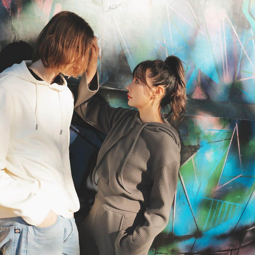 クリスティン・ウェイのインスタグラム：「Check the date outfit of @valmuer_official . It’s available now. #dateoutfit  #valmuer #valmuer2019AW #gardenbyvalmuer #fashion #f秋ファッション　#ペアルック　#ペアファッション　#ヴェルムーア　#クリスティンウェイ　#christinewei」