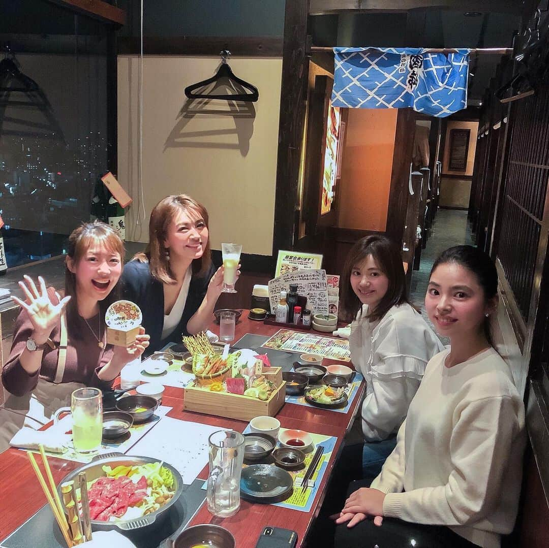 うえむらちかさんのインスタグラム写真 - (うえむらちかInstagram)「先日、#ギャツビー2019 #女子会 開催しました👭👭﻿ ﻿ 場所は ﻿ 📍#はなの舞歌舞伎町ハイジア店  @hanamai_koshiki @hananomai_haijia ﻿  メンバーは﻿ #栗山絵美 さん @jumboebig ﻿ #堀有里 さん﻿ @_horiyuri_  #立花美優 さん @miu.tachibana ﻿ ﻿ 4人揃っては、打ち上げぶりの再会💕﻿ 公演中の話をしたり﻿ お仕事の話を聞いたり﻿ 17階だったので夜景を楽しみながら…🌃﻿ ﻿ ::::::::::୨୧:::::::::: ୨୧ menu ୨୧::::::::::୨୧:::::::::::﻿ ﻿ 豪華鍋でキメる！プレミアムな忘年会！﻿ 超プレミアム飲み放題付き ﻿ 「和牛肉鍋コース」or「フカヒレ海鮮鍋コース」﻿ ﻿ ・カニ真薯（しんじょ）﻿ ・生ハムと紅くるりのサラダ﻿ ・アワビ入刺身4種盛り﻿ ・選べるお鍋﻿ 　ー鹿児島県産和牛の肉鍋﻿ ・鍋のお供に（うどん）﻿ ・黄金カレイの唐揚げキノコあんかけ﻿ ・柔らかポークのトマトグラタン﻿ ・王様ローストビーフ﻿ ﻿ 人気地酒も飲める！﻿ 全ドリンク飲み放題の﻿ 超プレミアム飲み放題3時間分﻿ ﻿ ::::::::::୨୧::::::::::୨୧::::::::::୨୧:::::::::::୨୧:::::::::::﻿ ﻿ 美味しいごはんを楽しみました🍻 ﻿ ﻿ あっという間の3時間で﻿ お酒がすすむすすむ笑﻿ ﻿ 個室だったので﻿ 気兼ねなく色んな話ができましたよ〜👏﻿ ﻿ ﻿ 🍺こちらの新メニューは﻿ 11/30までのご予約で﻿ 飲み放題3時間と﻿ 人気地酒も飲める超プレミアム飲み放題﻿ (お一人様1000円分お得) ﻿ ﻿ 12/1以降は7日前までのご予約で﻿ 飲み放題3時間or﻿ 人気地酒も飲める超プレミアム飲み放題﻿ のどちらかが選べます﻿ (お一人様500円分お得) ﻿ ﻿ 新メニューは「はなの舞」のみならず 「さかなや道場」や「豊丸水産」など﻿ チムニーグループ姉妹店でもご利用いただけます﻿ ﻿ とのことなので﻿ これからの忘年会シーズンに是非活用してみてね😉✨﻿ ﻿ ﻿ 次はいつ集まれるかな〜✨﻿ こういうご縁を大切にしたいですね、友よ💕﻿ ﻿ ﻿ #はなの舞 #忘年会 #海鮮鍋 #肉鍋 #早めの予約がお得 #忘年会プラン #pr #早得 #さかなや道場 #豊丸水産 #プレミアム #豪華鍋 #和牛 #和牛肉鍋 #フカヒレ #海鮮鍋 #飲み放題 #地酒 #海鮮 #居酒屋 #海鮮居酒屋 #夜景 #個室﻿ #うえむらちからメシ」11月15日 23時16分 - uemurachika