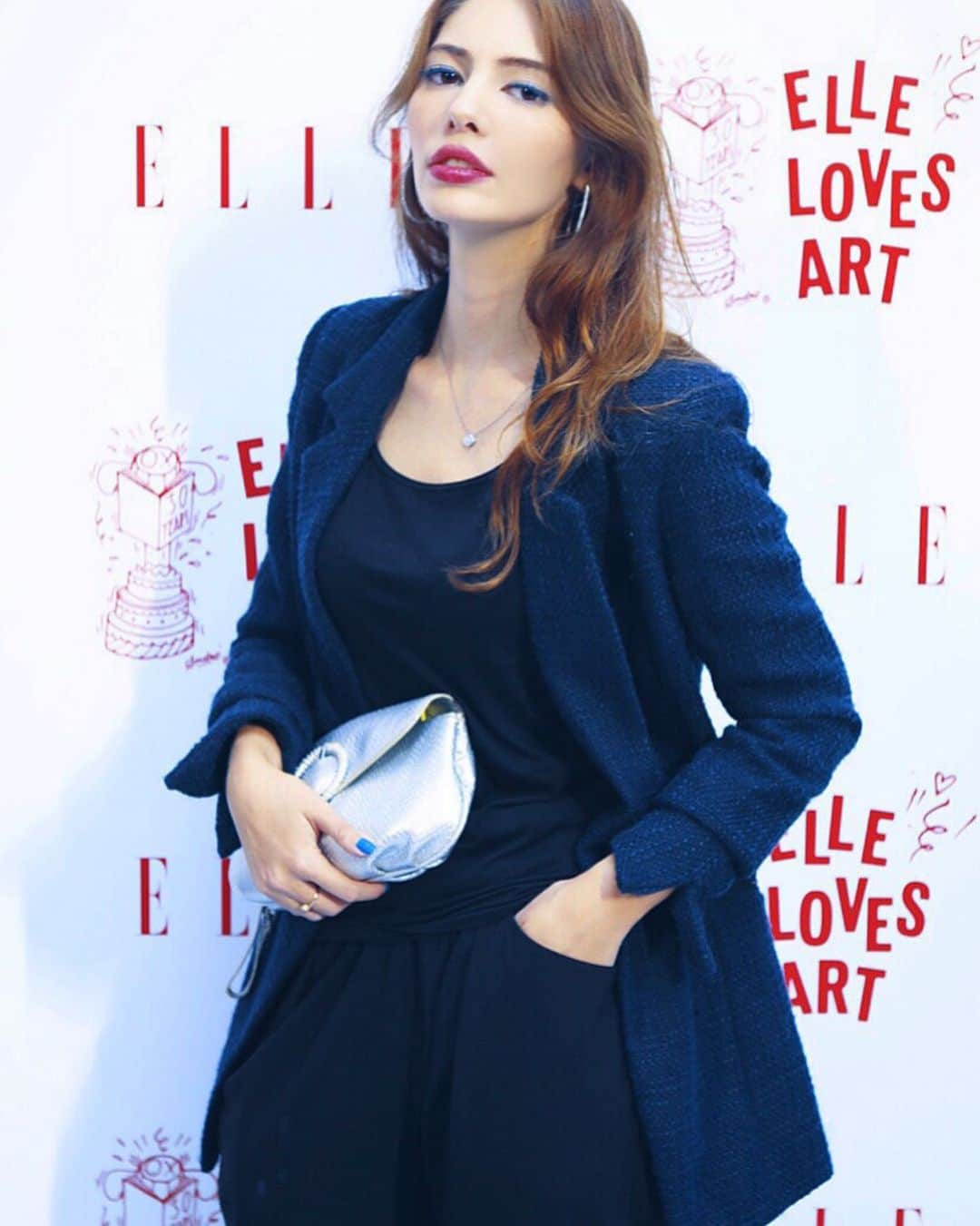 湊ジュリアナさんのインスタグラム写真 - (湊ジュリアナInstagram)「ELLE Japan 創刊30周年記念『ELLE LOVES ART』Reception Partyに行ってきました〜Elleは良く10代からお世話になってる雑誌で昔から好き❤️沢山のアートが飾ってあって素敵なパーティーでした ✨30周年おめでとう〜❗️I went to elle japan  party today. I used to work a lot with them when I was a teenager.✨I saw lot of arts at the event today ✨it was such a lovely party ✨happy 30th anniversary ❤️ ✨ ✨ ✨ ✨ #エルアート展2019 #ELLELOVESART2019 #ELLELOVESART  #julianaminato #湊ジュリアナ #メイク好き #秋冬メイク  #シャネル #ブラジル人 #ハーフ #シャネルメイク #chanelbeauty #chanel @chanel.beauty @chanelofficial #ellejapan #ellejapon #エルジャポン #エルジャポン30周年」11月15日 23時23分 - julianaminato